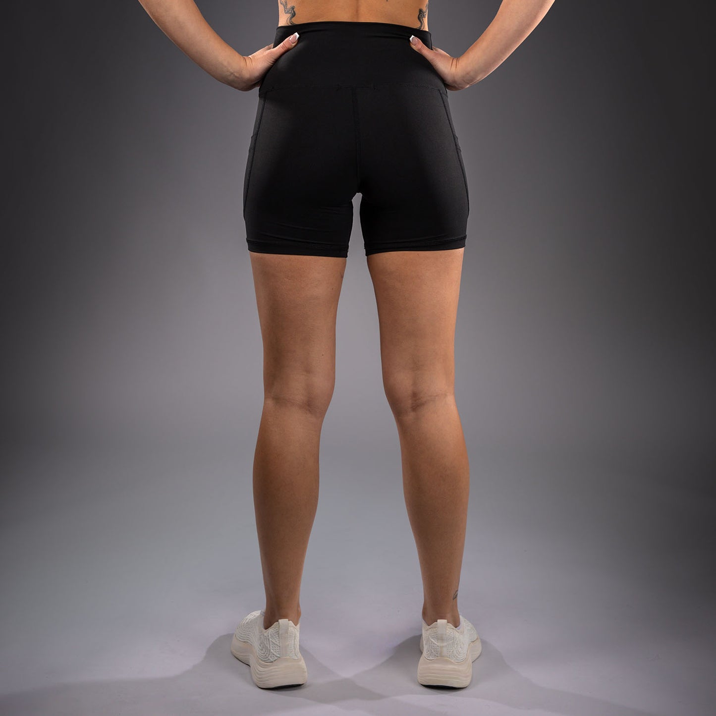 Venum Essential 女士格斗短裤 – 黑色