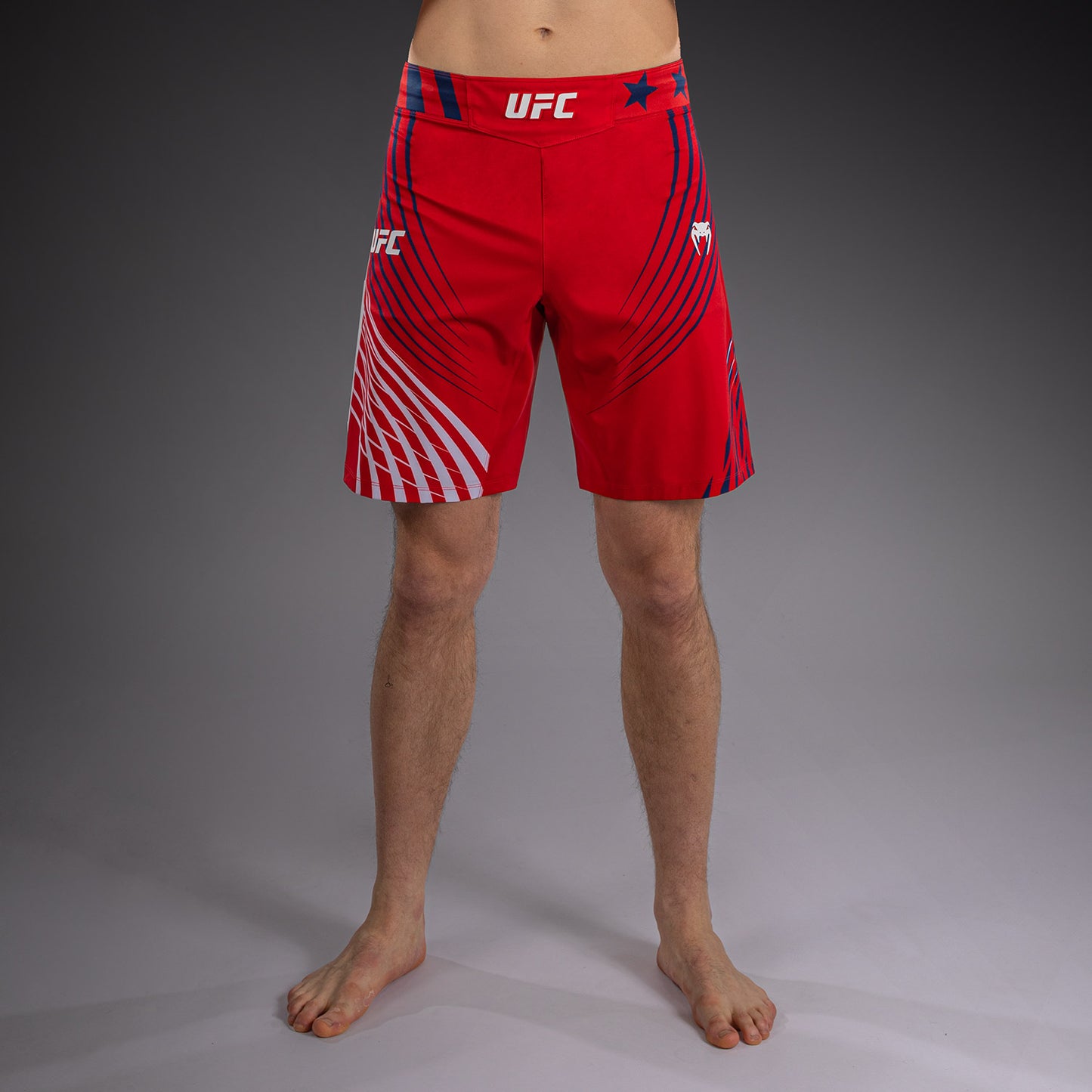 Official UFC Freedom 250 by Venum 男士 Authentic Fight Night 长款格斗短裤 - 红色