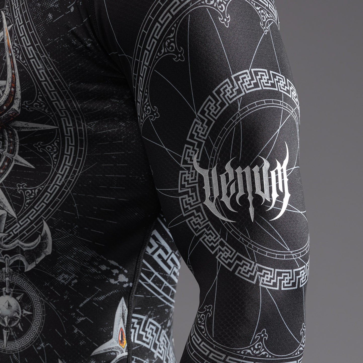 Venum Gladiator 5.0 男士长袖紧身防磨衣 – 黑色/银色