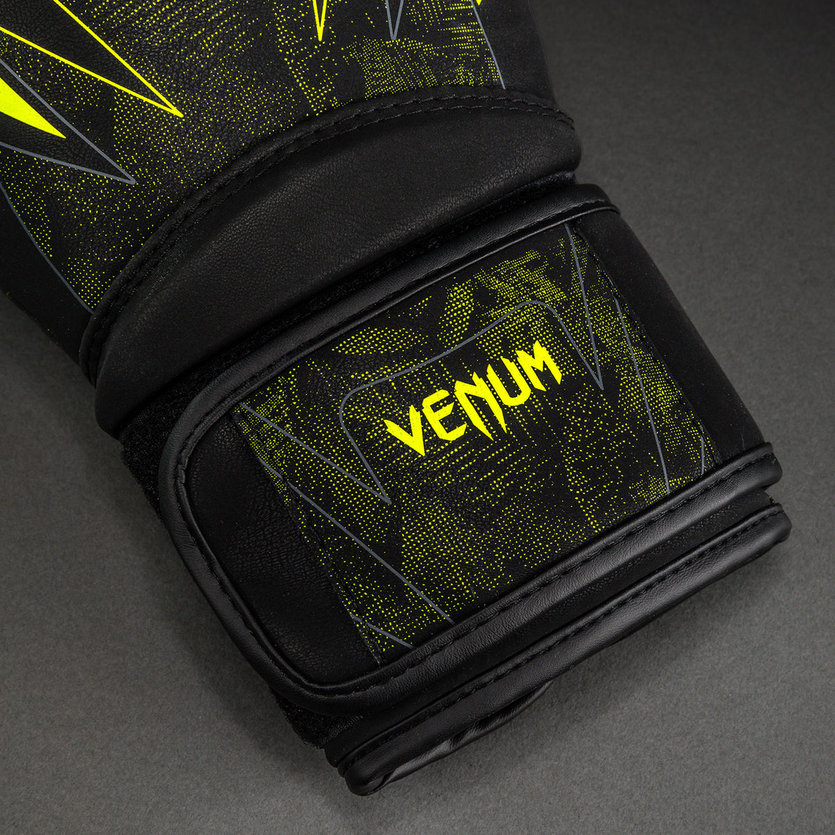 Venum Impact Amazonia Reborn 拳击手套 - 黑色/绿色