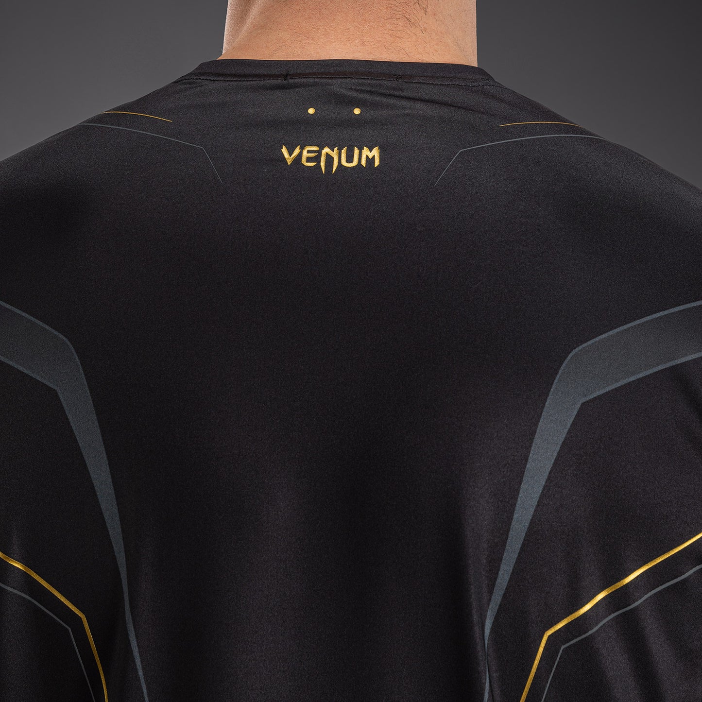 Venum Streamline Dry Tech T恤 – 黑色/金色