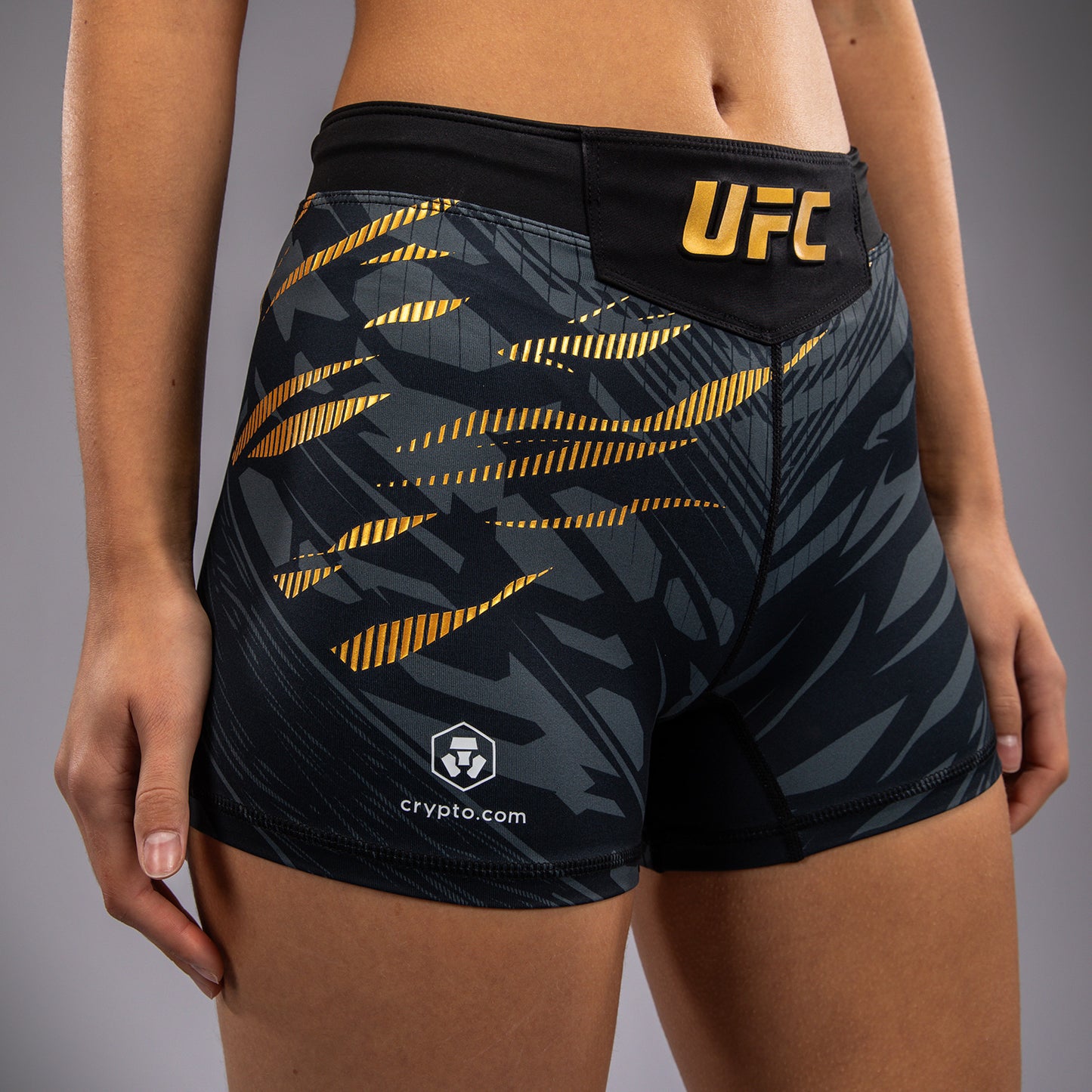 UFC Fusion by Venum Authentic Fight Night 女士综合格斗短裤 – 短版 – 冠军款