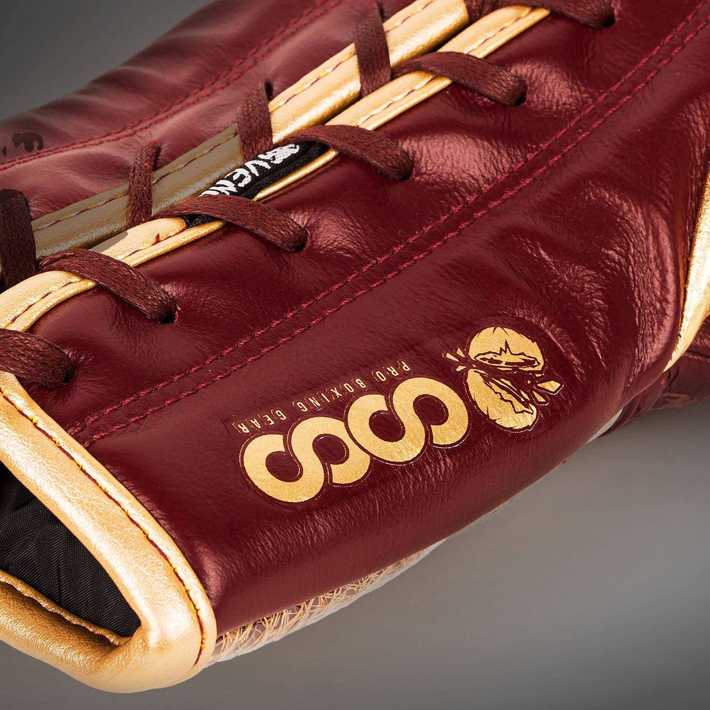 Venum Coco Monogram Pro 系带拳击手套 – 宝石红