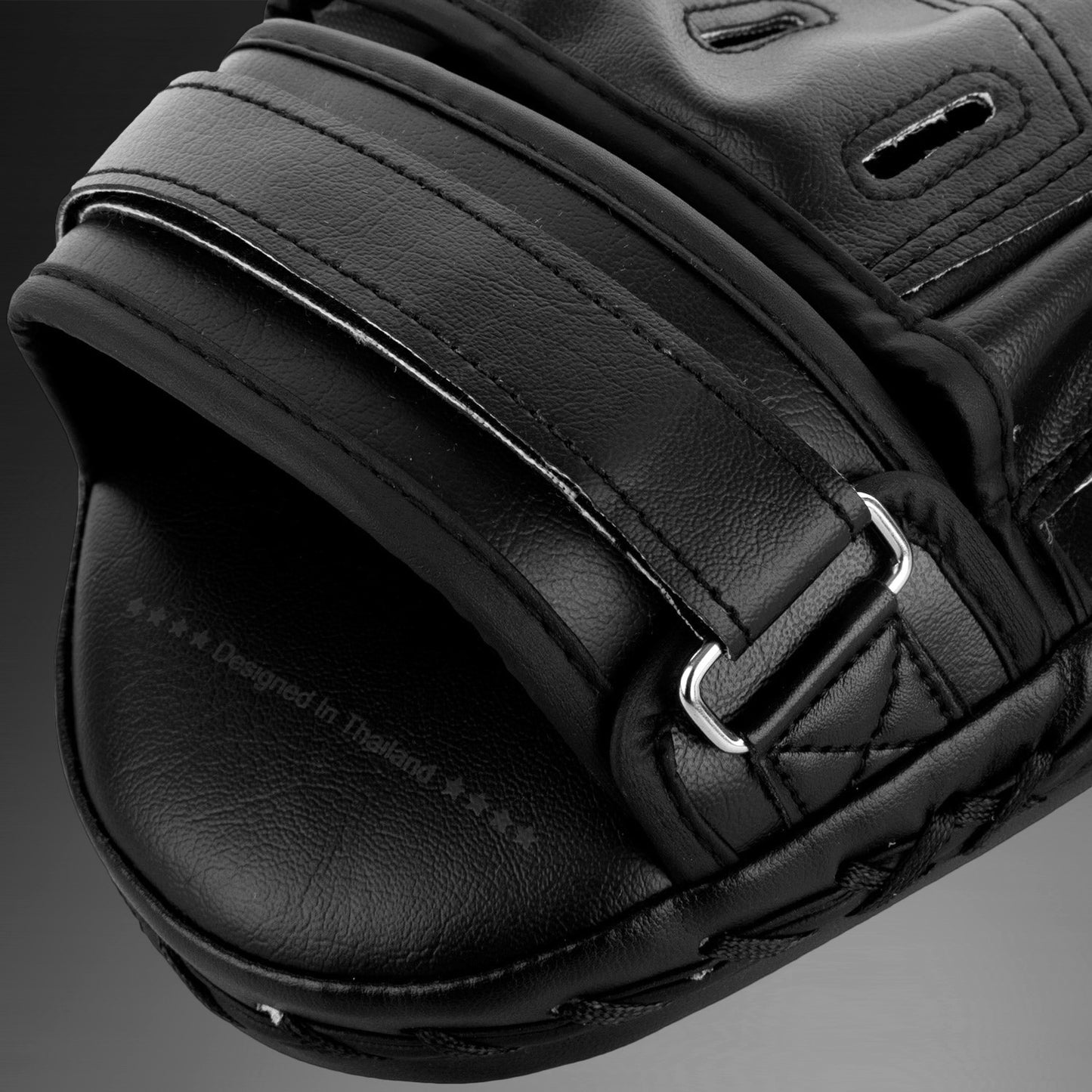 Venum Light Focus Mitts - 黑色/黑色（对）