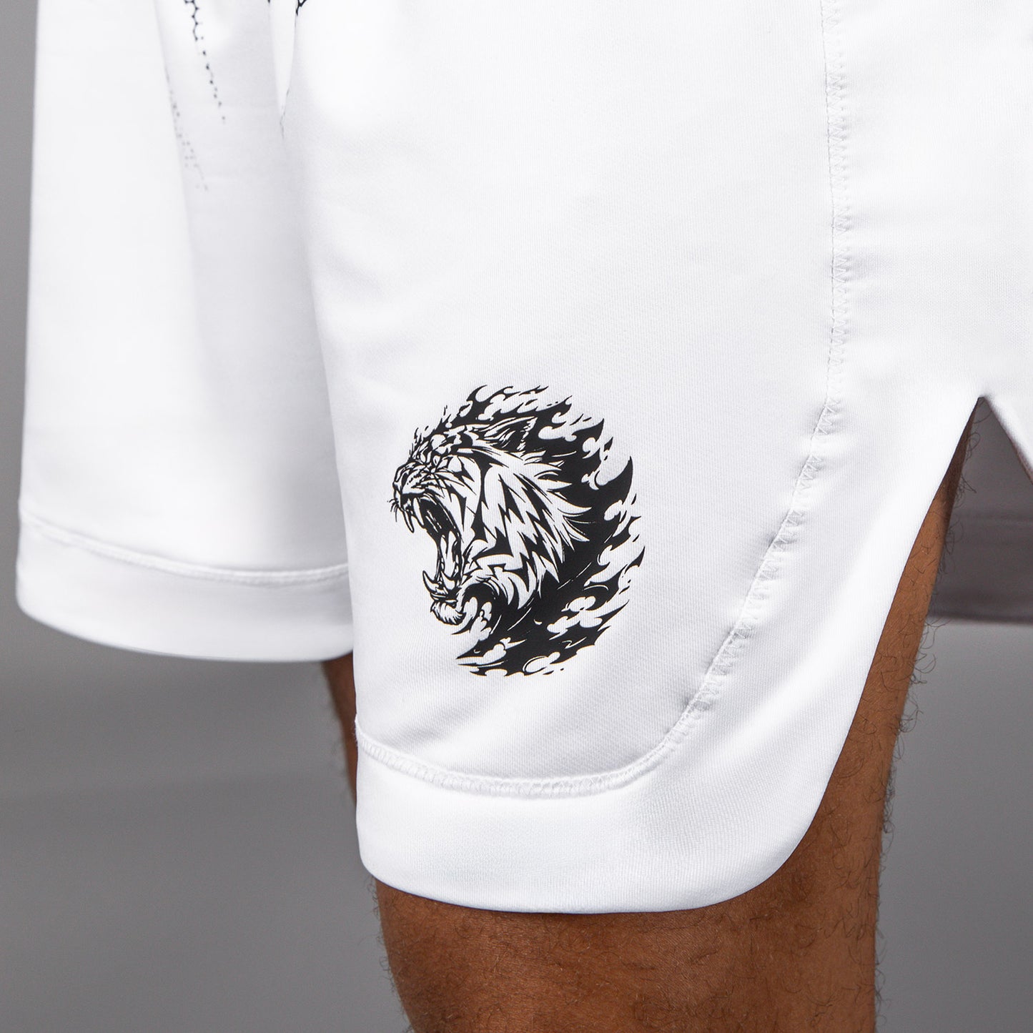 Venum x Mike Tyson: Tiger 拳击短裤 – 光学白色/深黑色