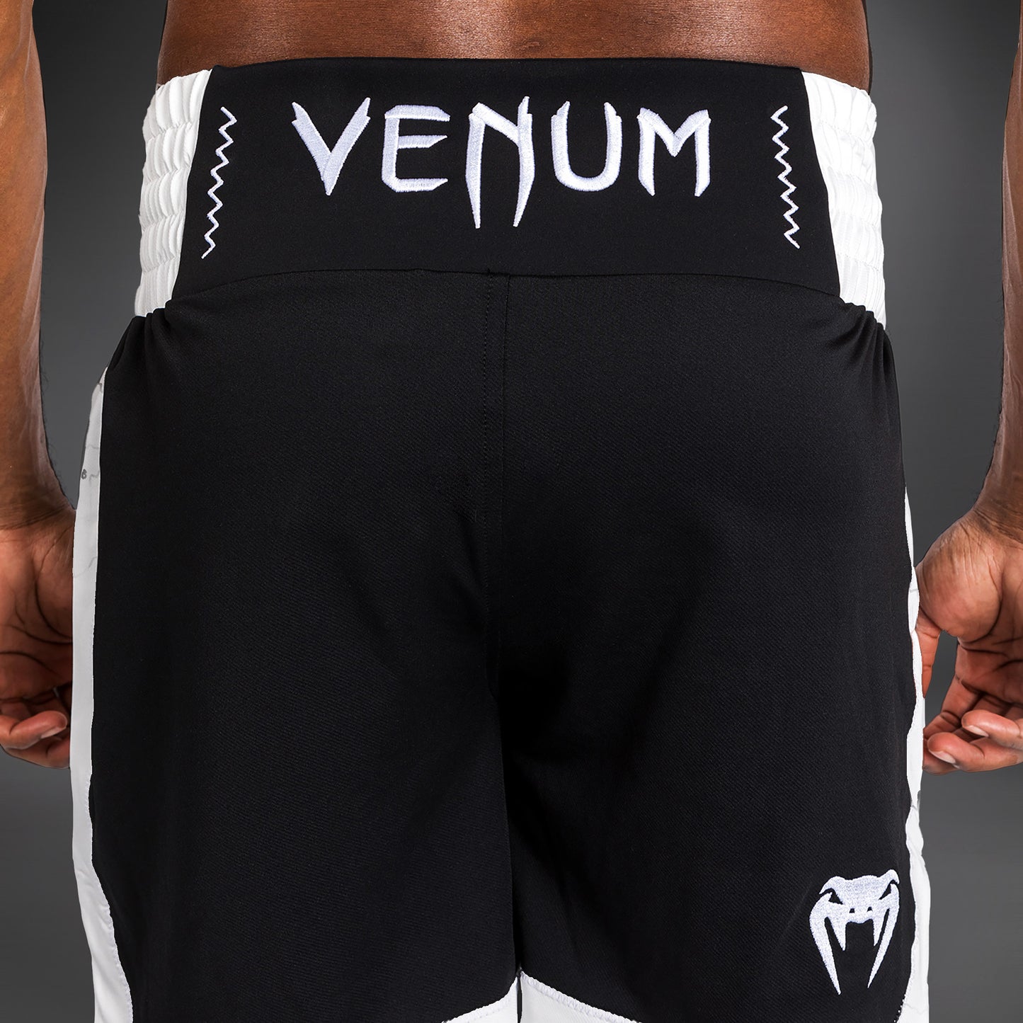 Venum Classic 拳击短裤 – 黑色/白色