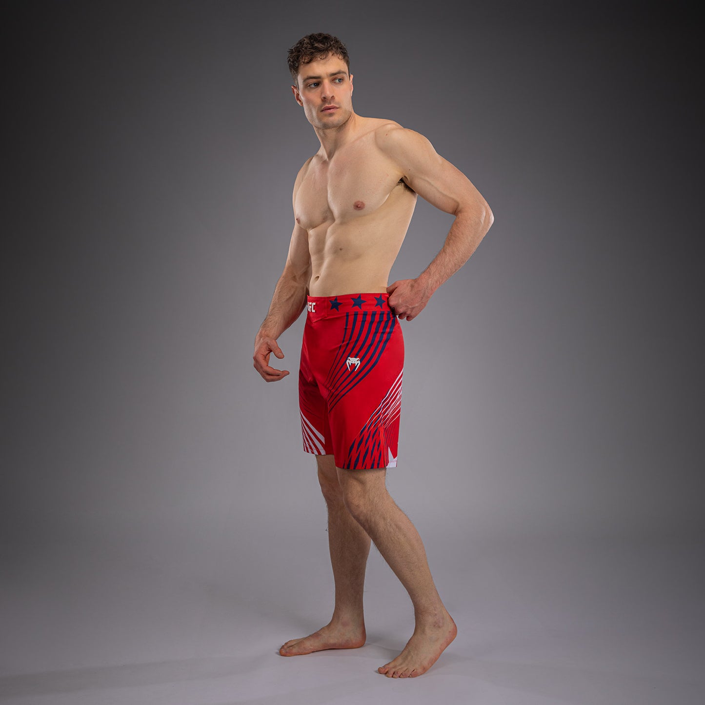 Official UFC Freedom 250 by Venum 男士 Authentic Fight Night 长款格斗短裤 - 红色