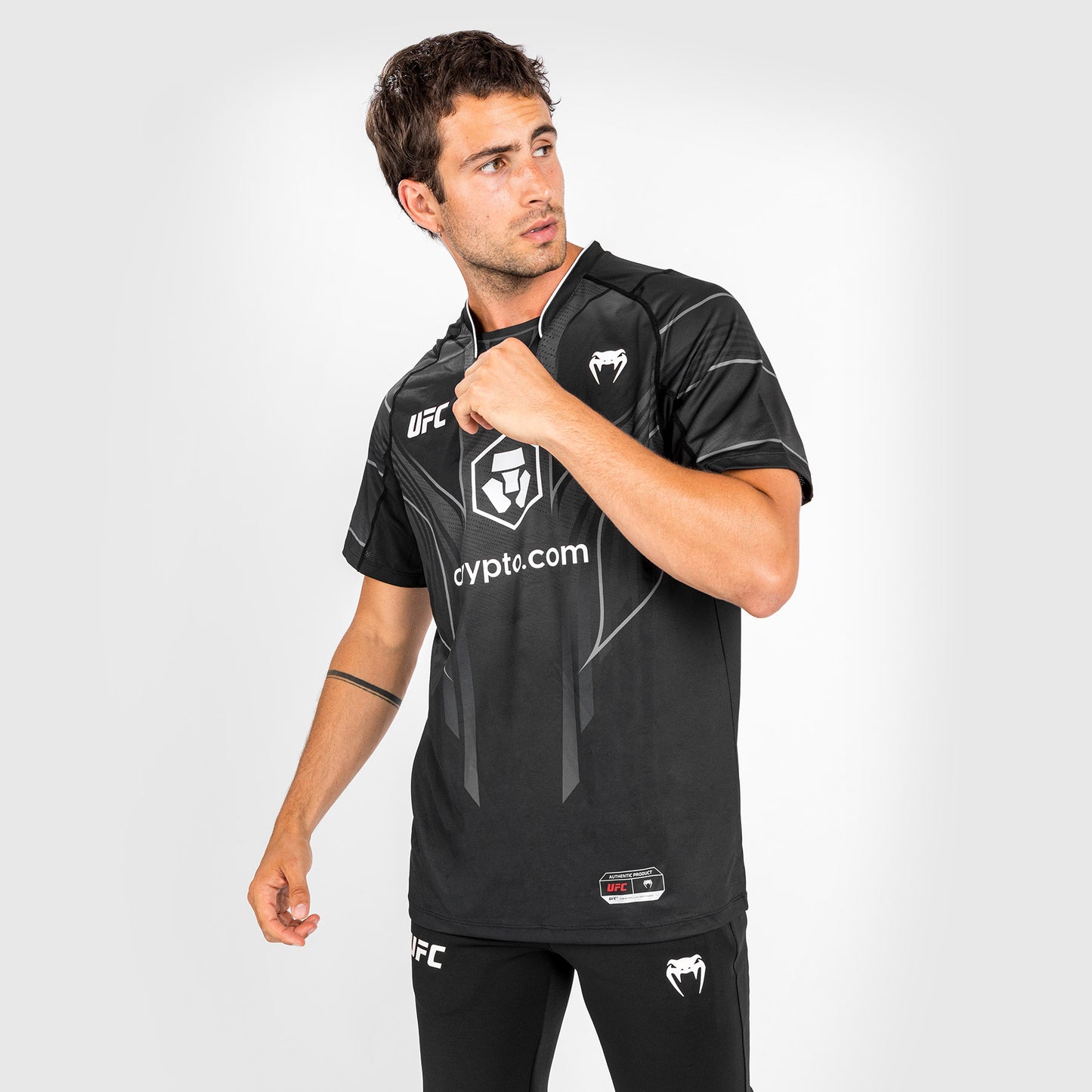 UFC Venum Authentic Fight Night 2.0 Kit 男士走场T恤 – 黑色