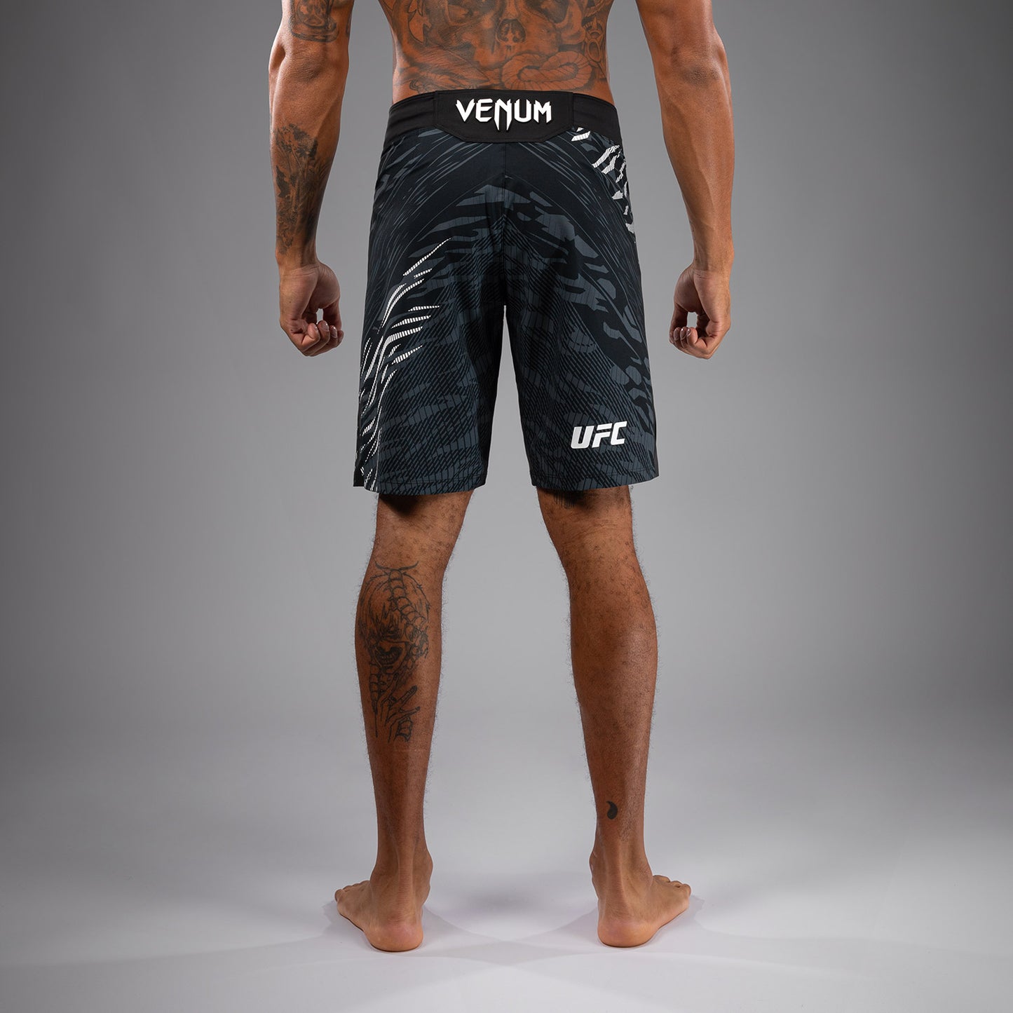 UFC Fusion by Venum Authentic Fight Night 男士格斗短裤 – 长款 – 黑色