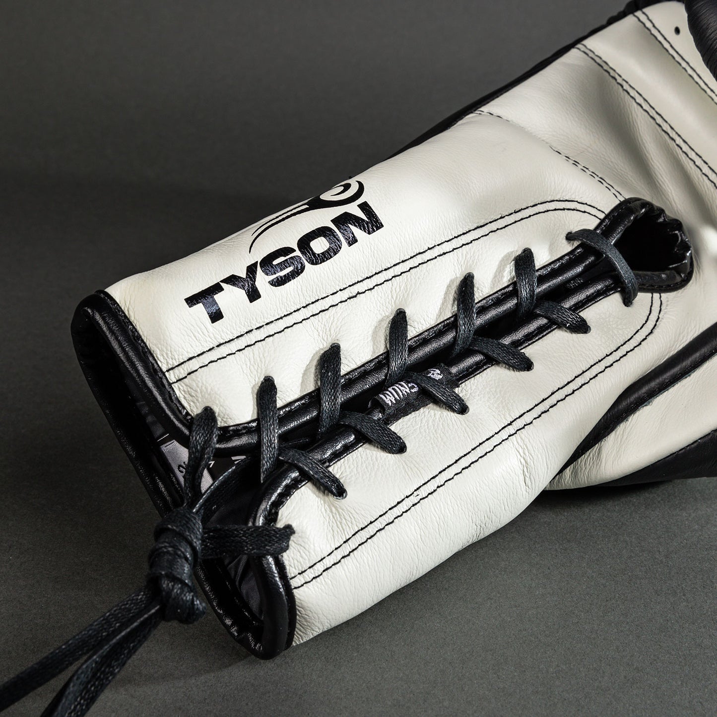 Venum Giant 2.0 Mike Tyson Pro 拳击手套带鞋带 – 深黑色/光学白色