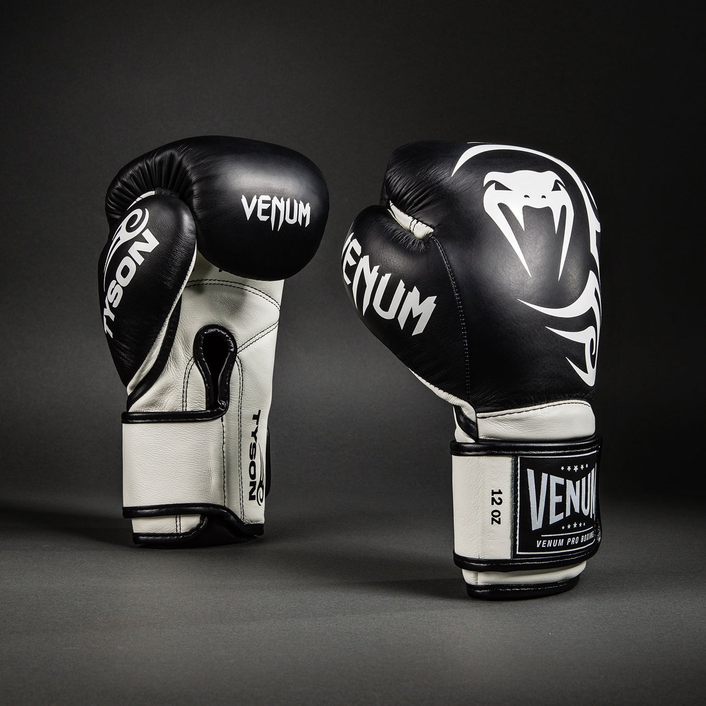 Venum Giant 2.0 Mike Tyson Pro 拳击手套 – 深黑色/光学白色