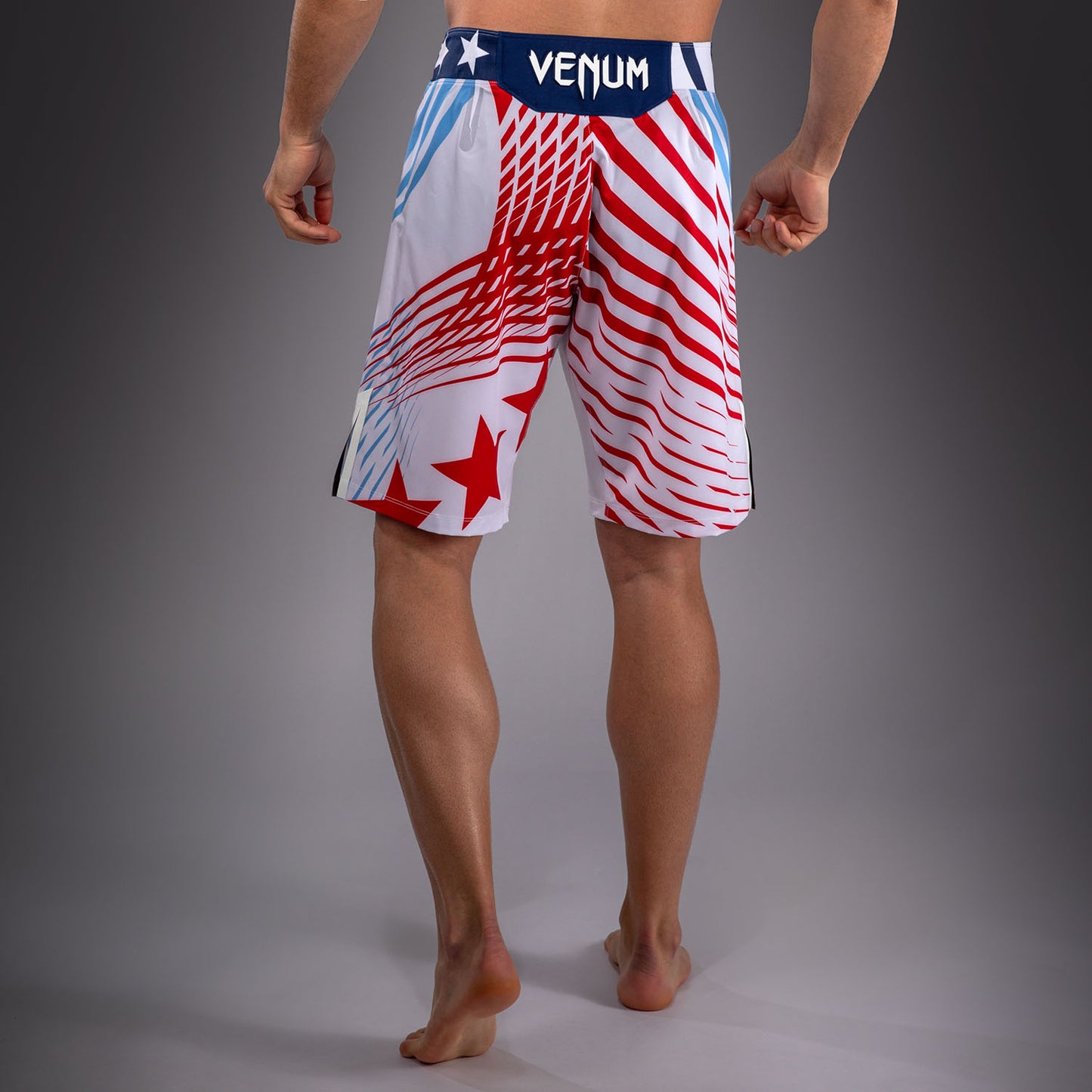 Official UFC Freedom 250 by Venum 男士 Authentic Fight Night 长款格斗短裤 - 白色
