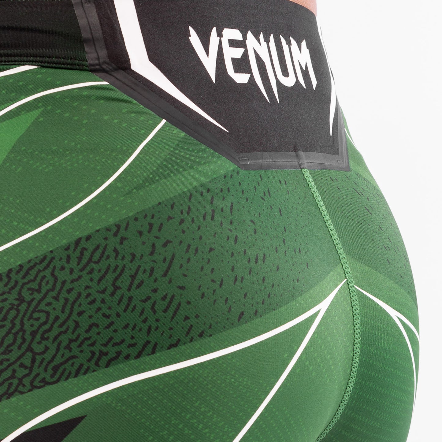 UFC Venum Authentic Fight Night 女士综合格斗短裤 – 短款 – 绿色
