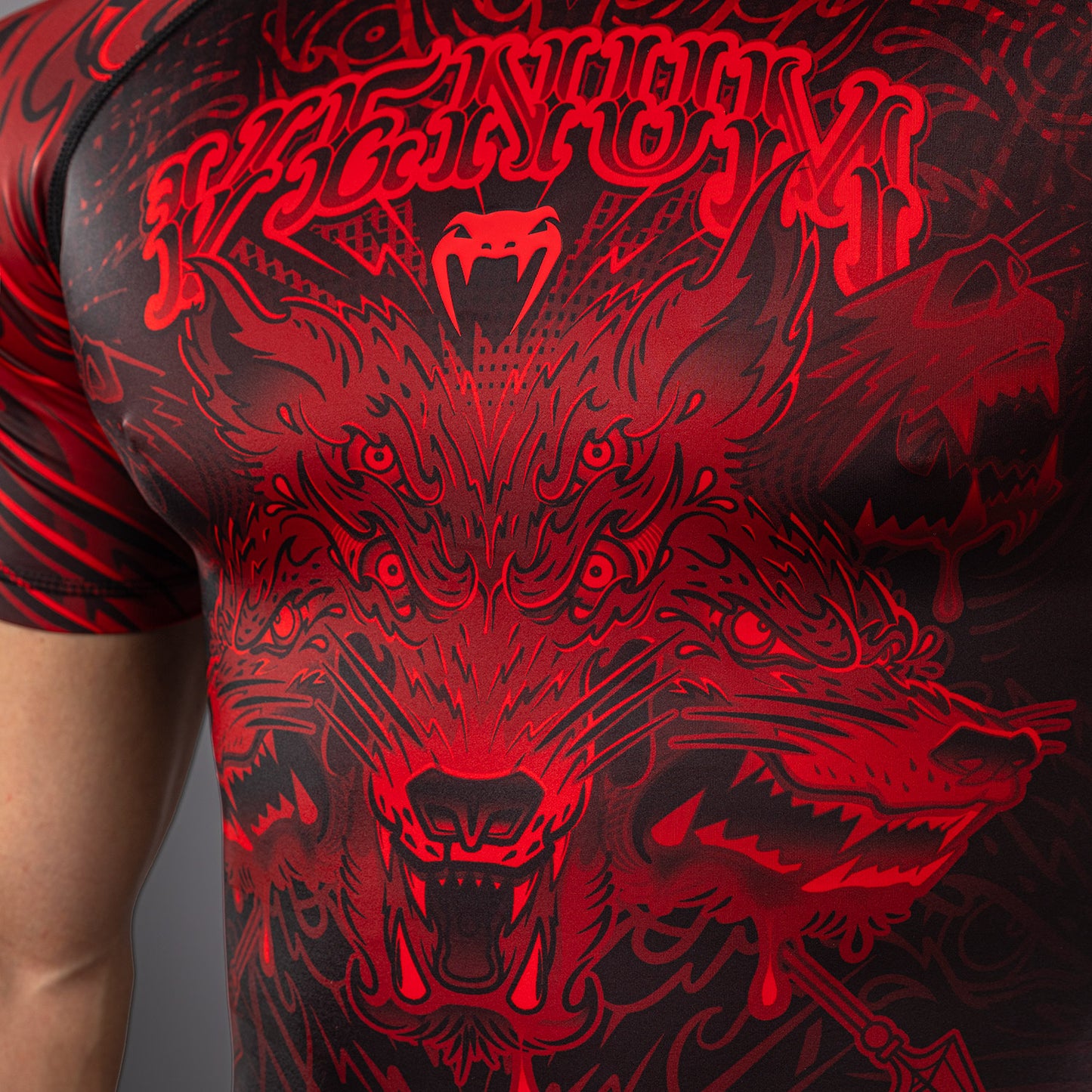Venum Wolf Atak 短袖紧身防磨衣 – 黑色/红色