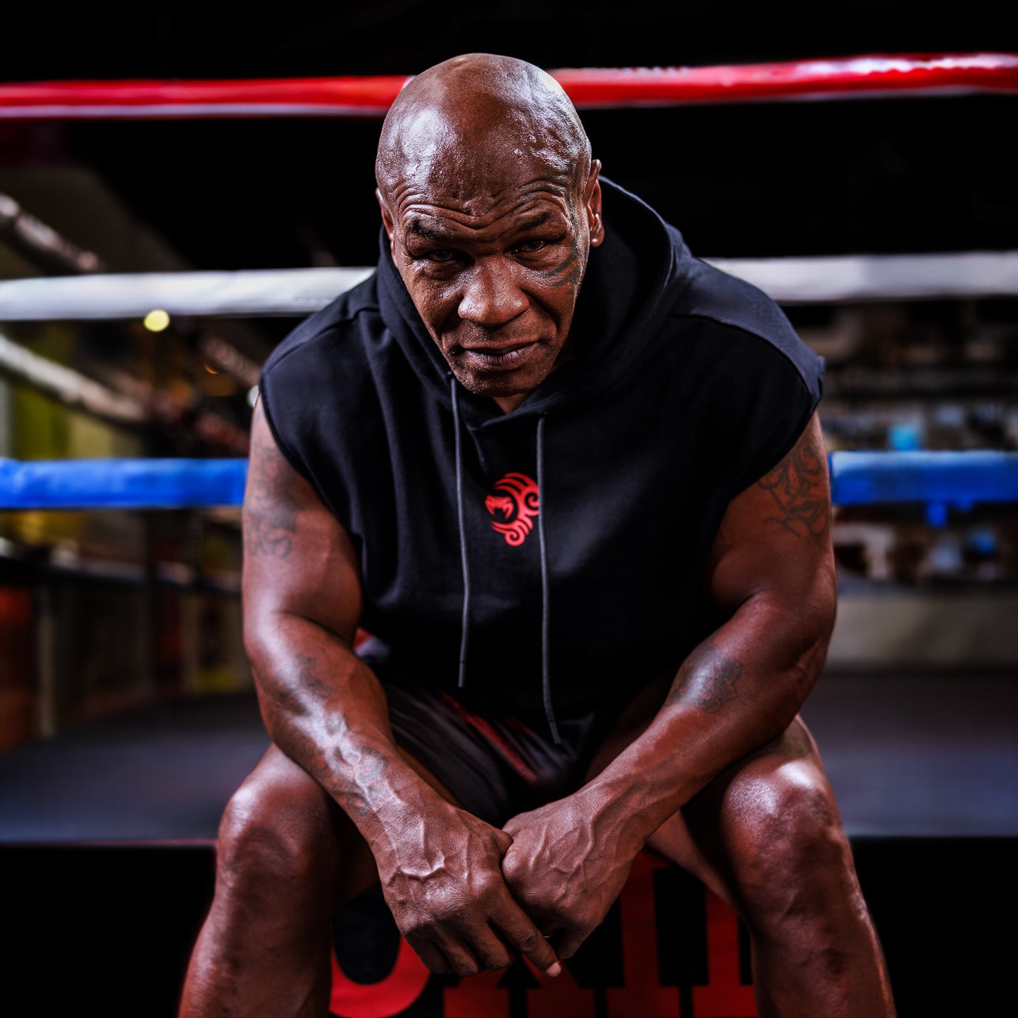 Venum x Mike Tyson: Tiger 无袖连帽衫 – 深黑色/烈焰红