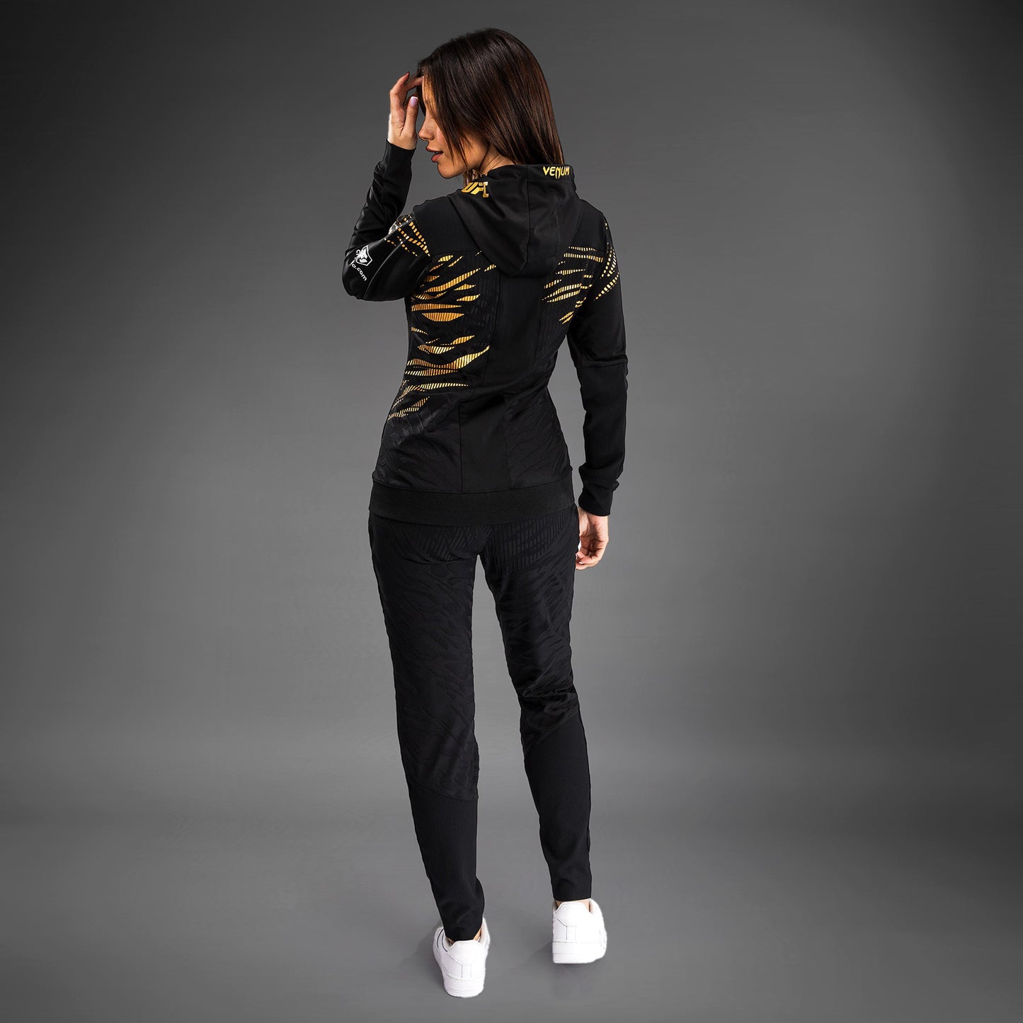 UFC Fusion by Venum Authentic Fight Night 女士款连帽衫–冠军