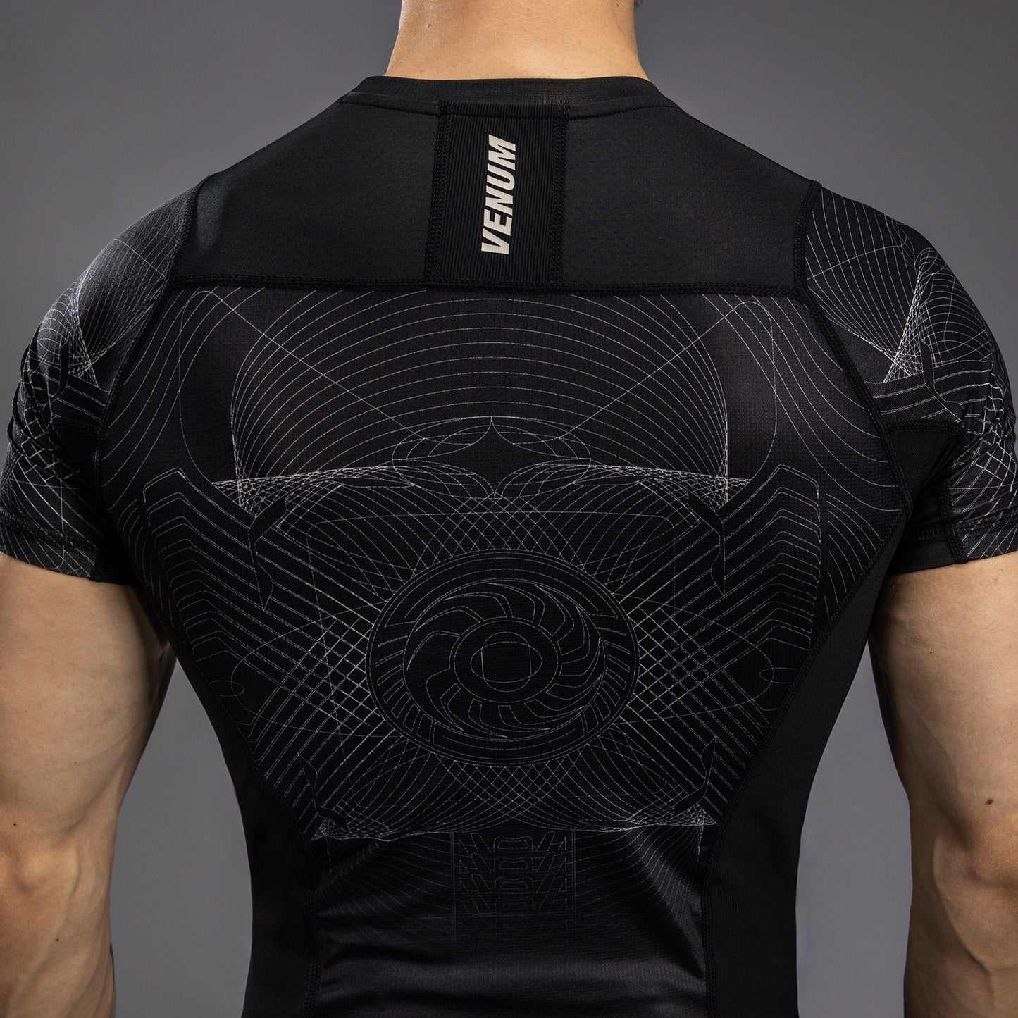 Venum G-Fit Air 男士短袖紧身防磨衣 – 深黑色/沙色
