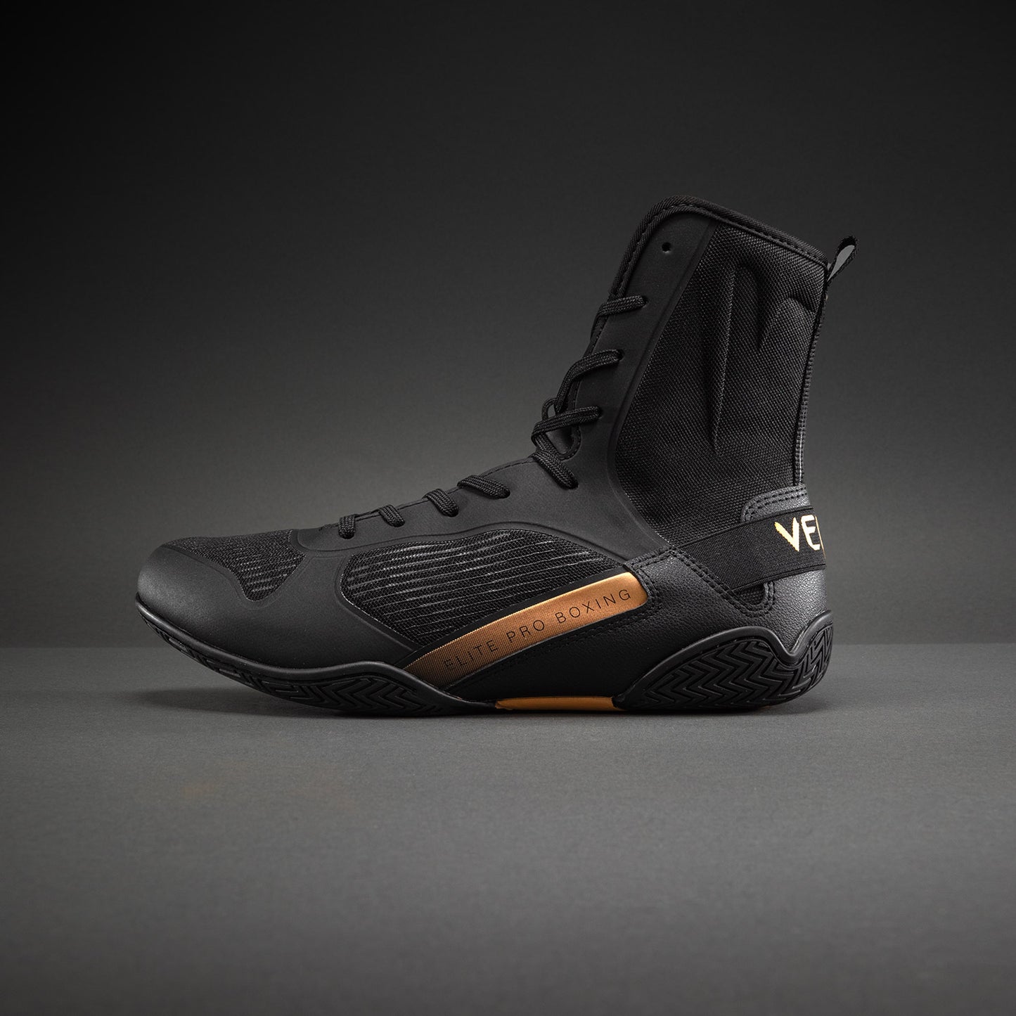 Venum Elite Neo 拳击鞋 – 黑色/金色