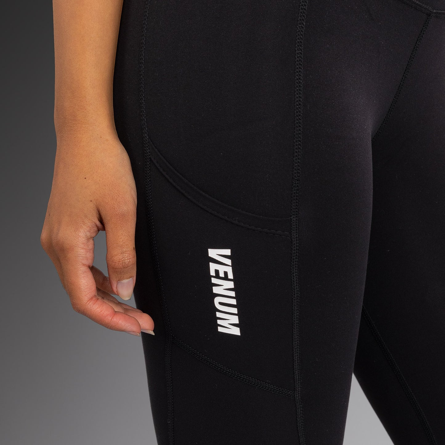Venum Essential 紧身裤 – 黑色