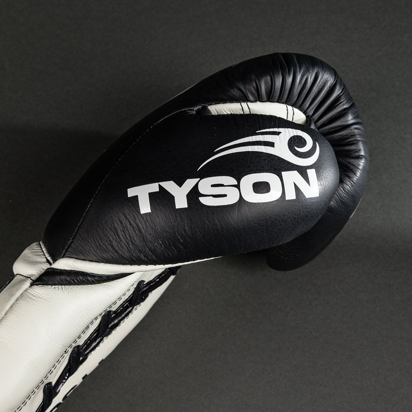 Venum Giant 2.0 Mike Tyson Pro 拳击手套带鞋带 – 深黑色/光学白色