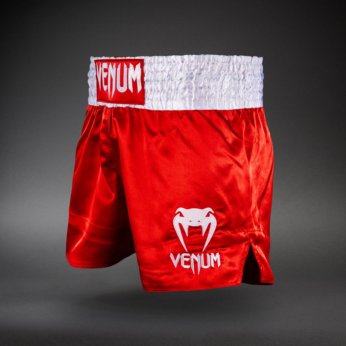 Venum Classic 泰拳短裤 – 红色