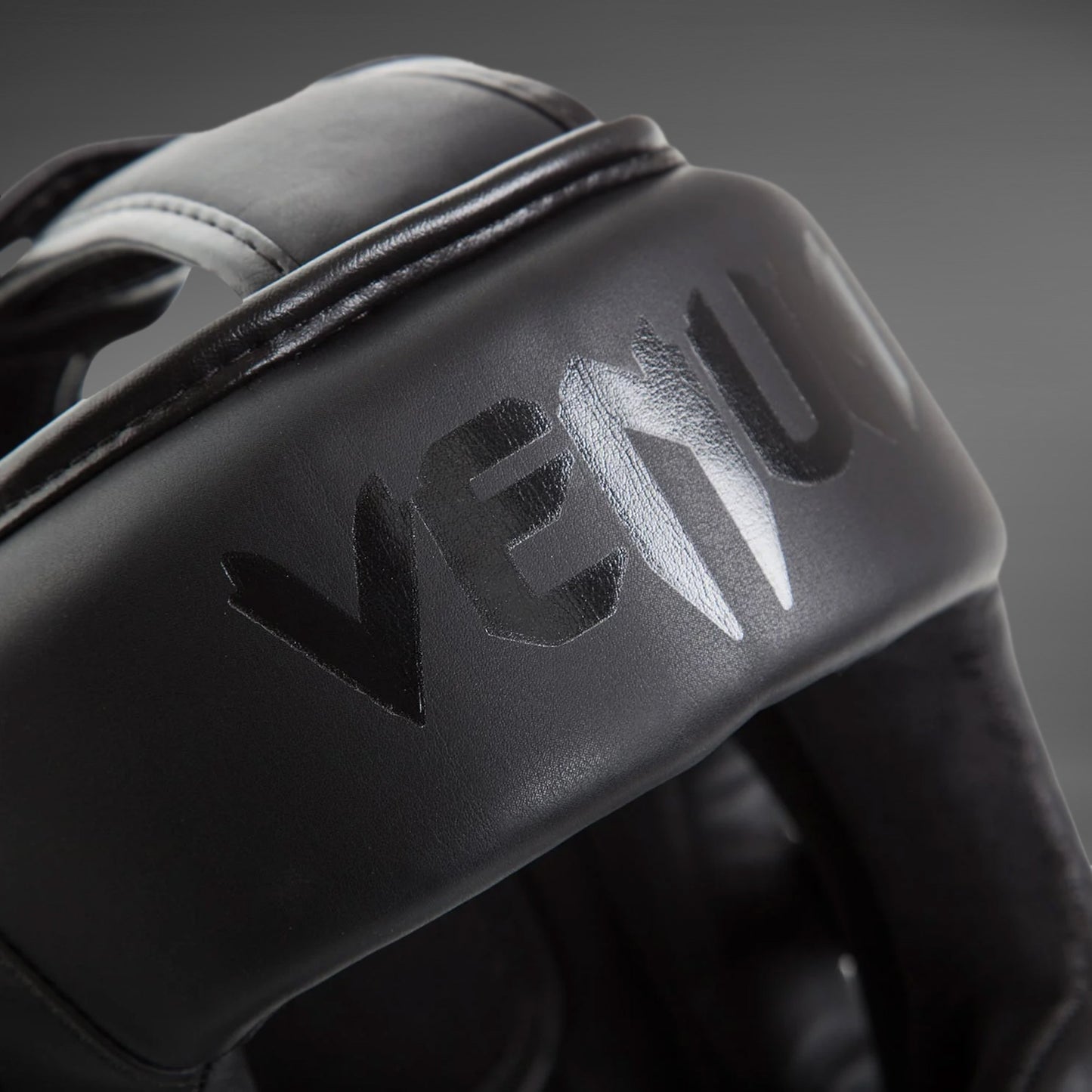 Venum Elite 头盔 - 黑色