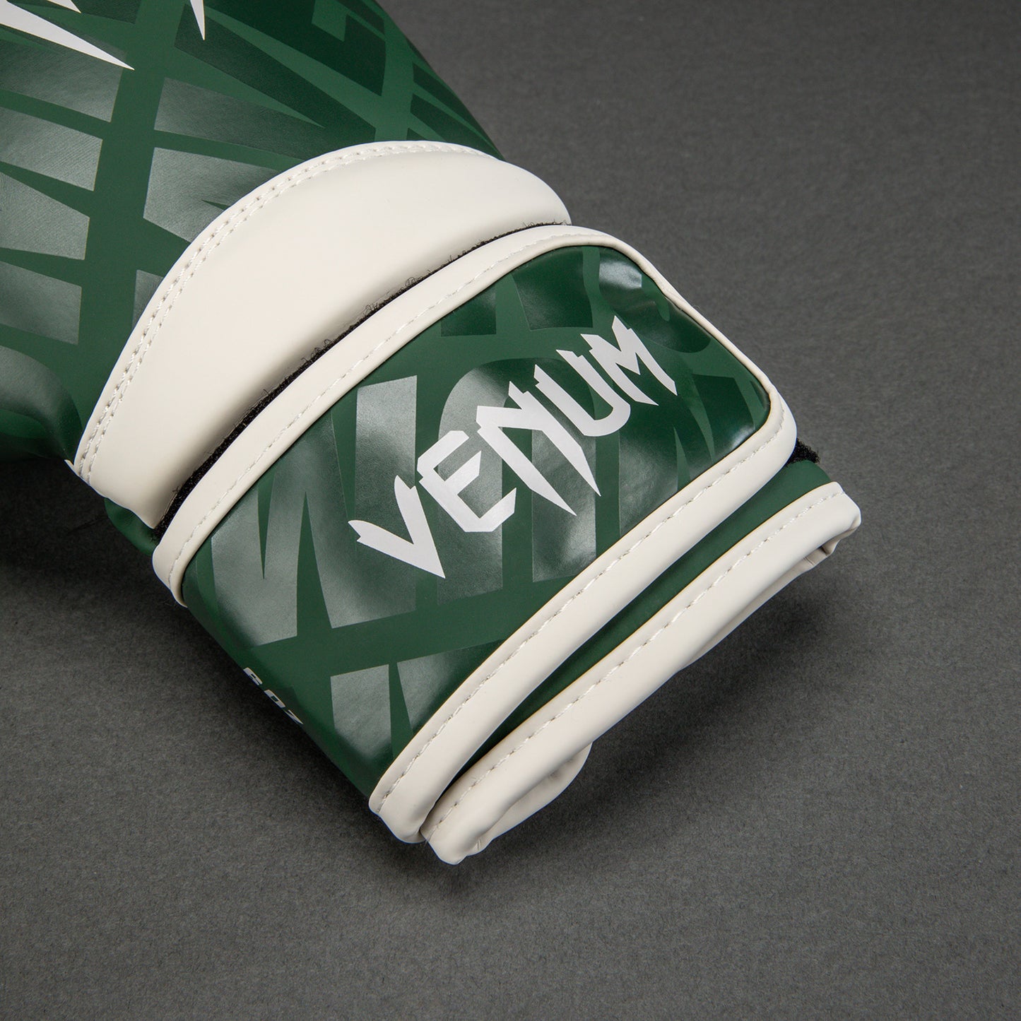 Venum Contender 1.5 XT 拳击手套 – 森林绿/奶白色