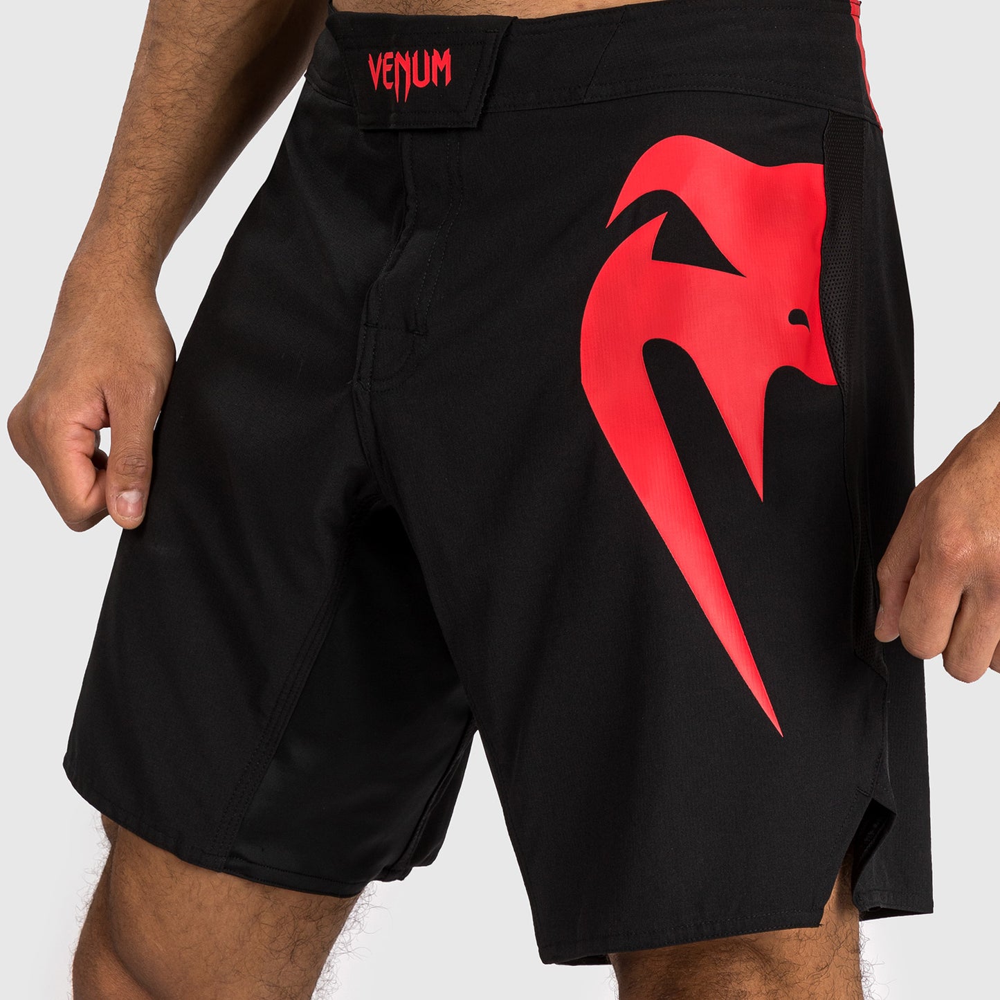 Venum Light 5.0 格斗短裤 – 黑色/红色
