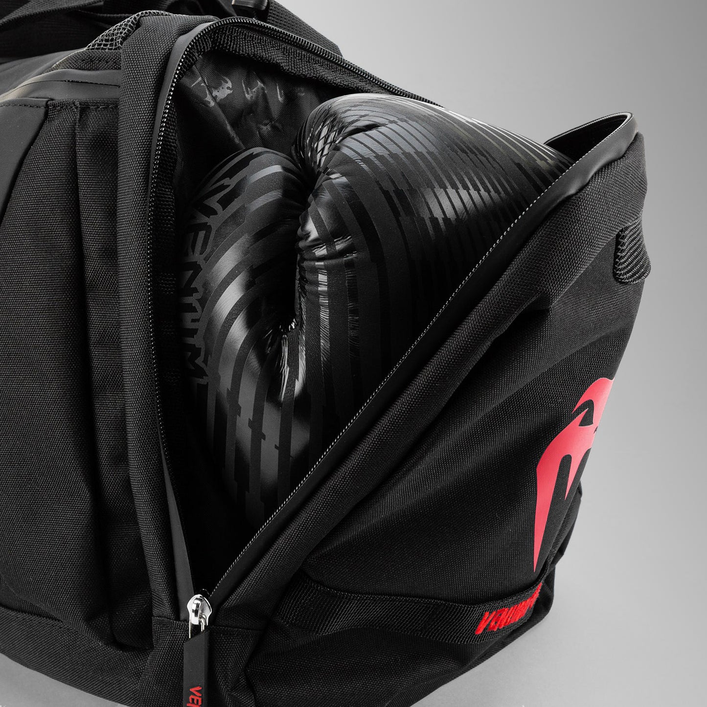 Venum Trainer Lite Evo 运动包（48升）– 黑色/红色
