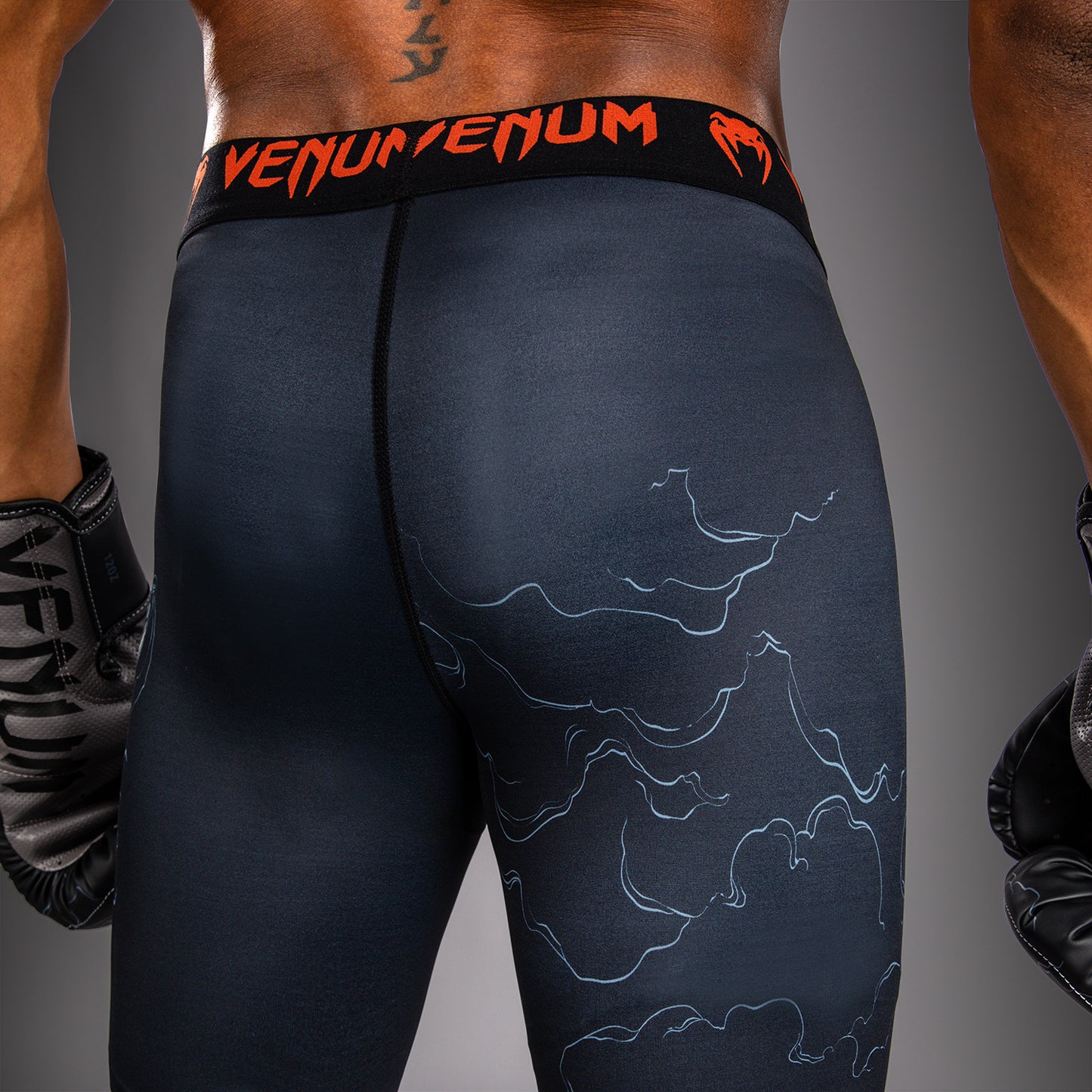 Venum Thunder Dragon 综合格斗短裤 – 黑色/灰色/铜色