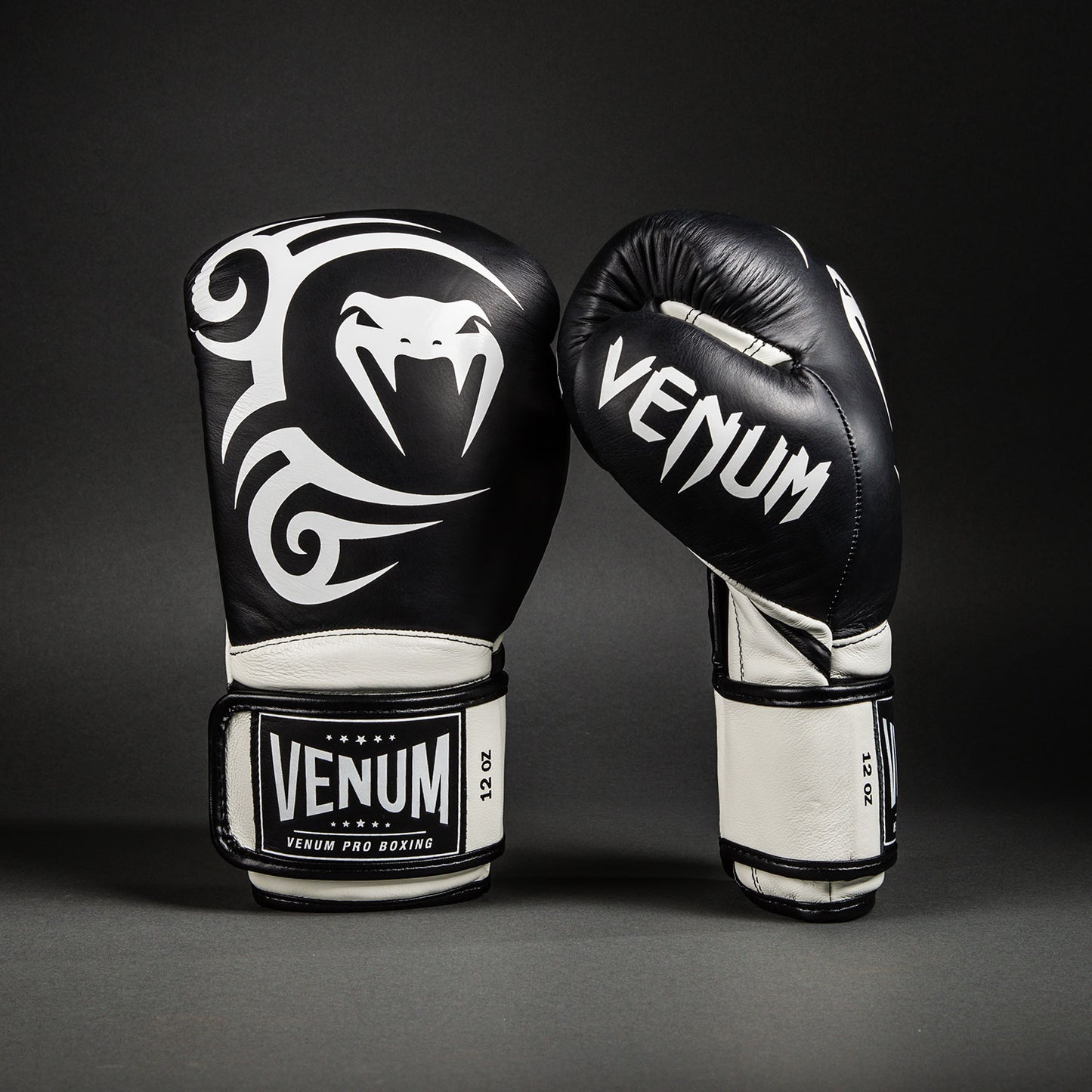 Venum Giant 2.0 Mike Tyson Pro 拳击手套 – 深黑色/光学白色