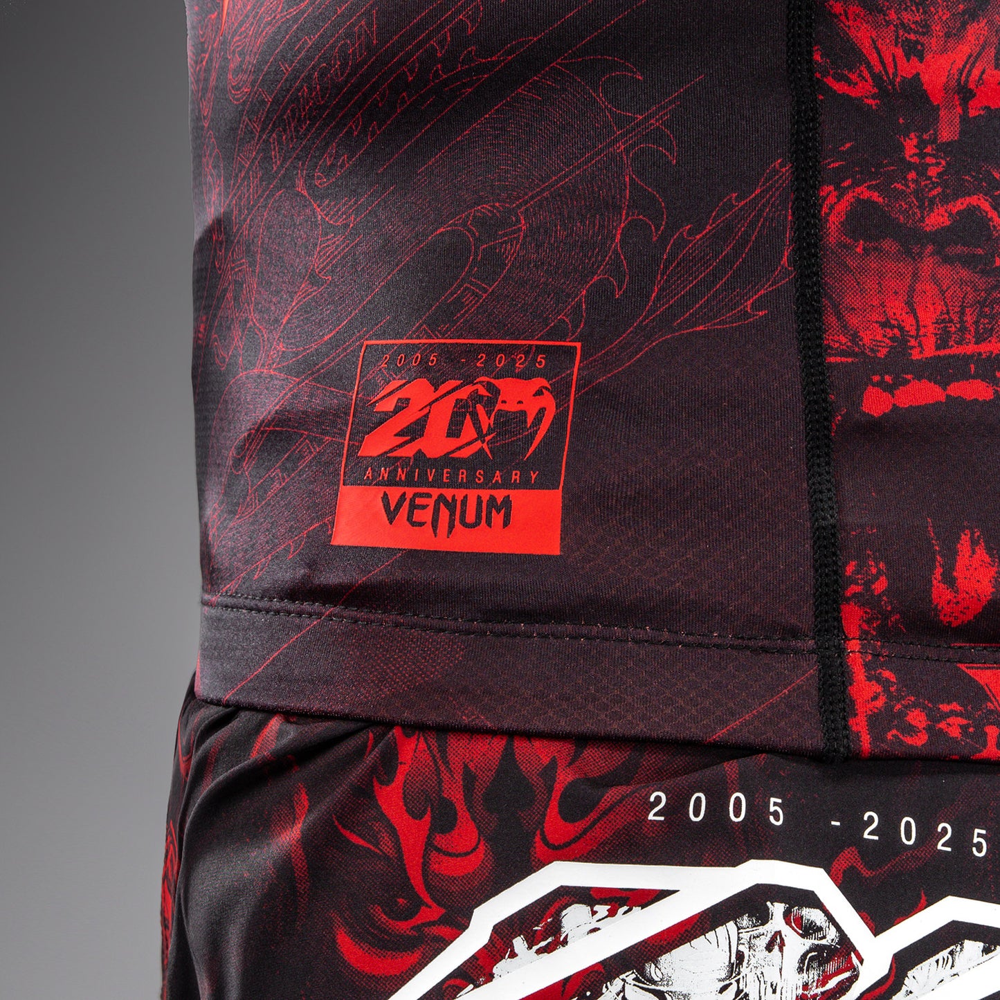 Venum 20周年纪念 短袖紧身防磨衣 – 黑色/红色