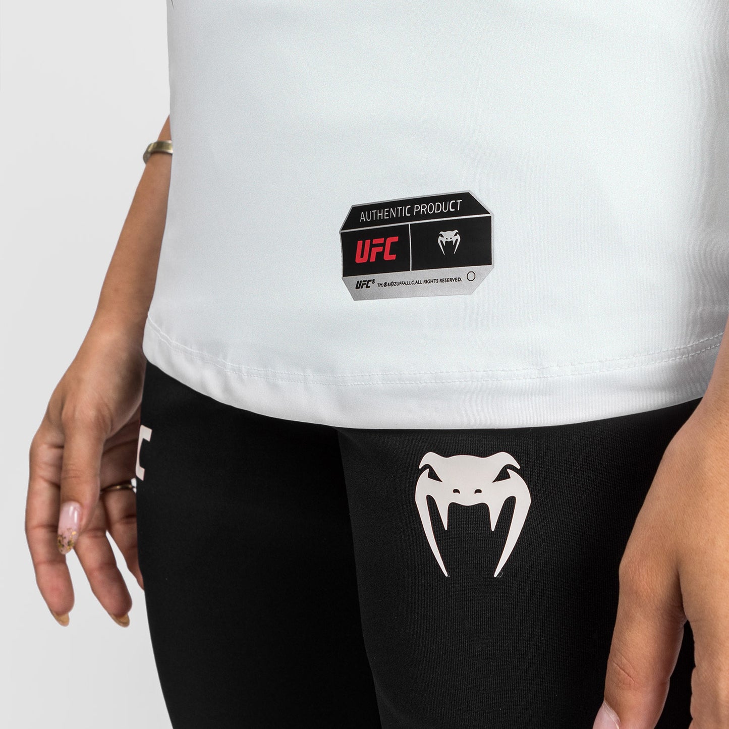UFC Venum Authentic Fight Night 2.0 Kit by Venum 女士款出场T恤 – 白色