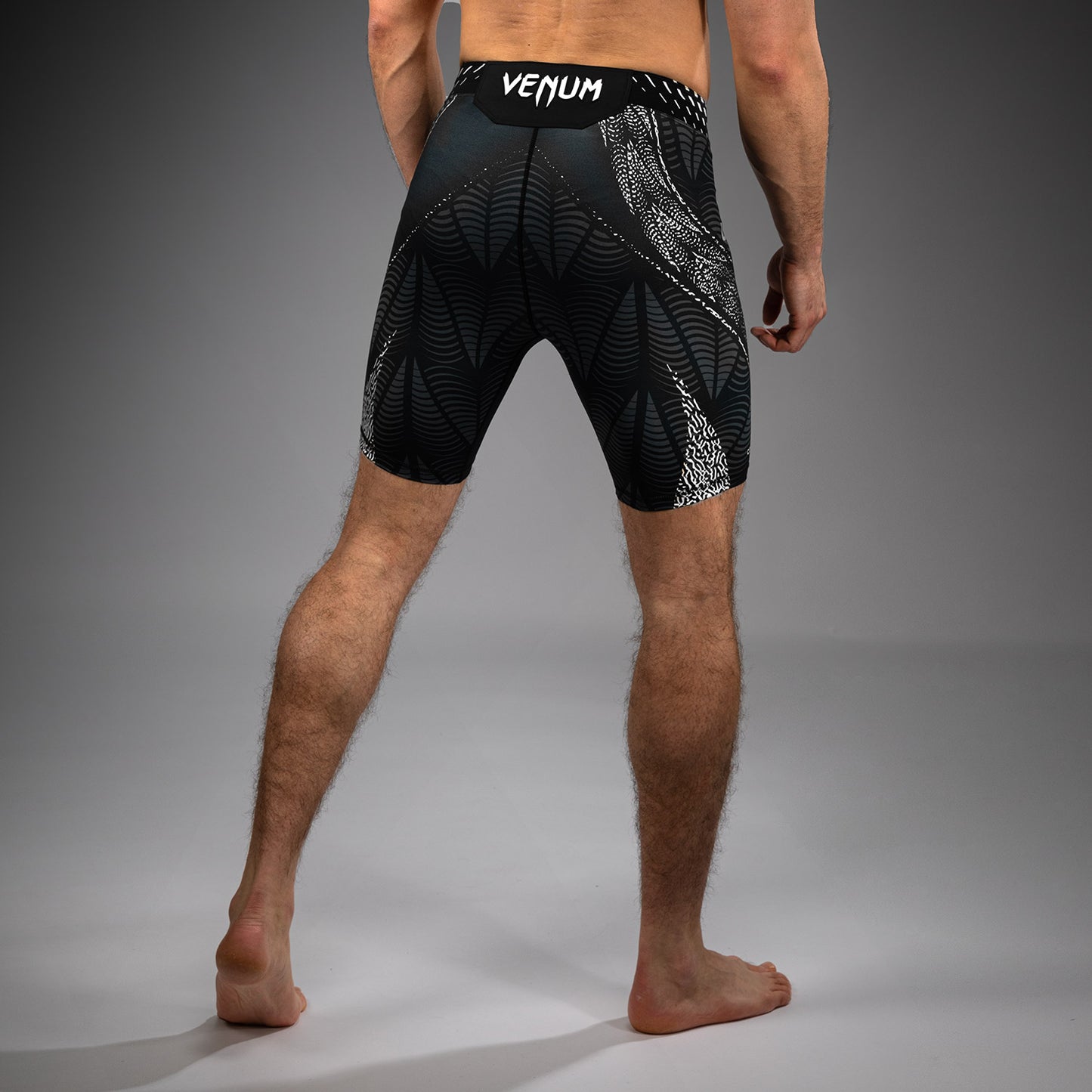 男士UFC Zenith by Venum 黑色Authentic Fight Night综合格斗短裤