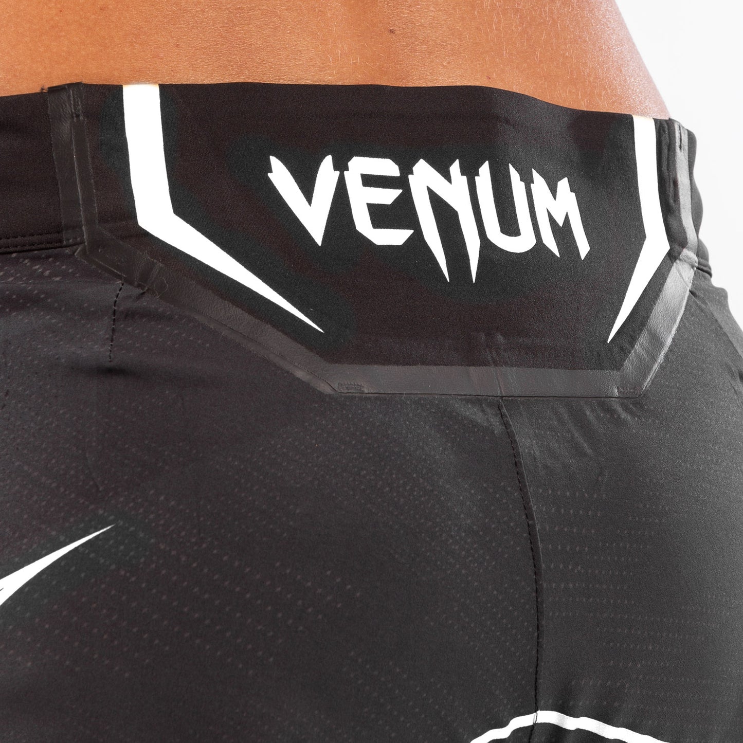 UFC Venum Authentic Fight Night 女士格斗短裤 – 长款 – 黑色