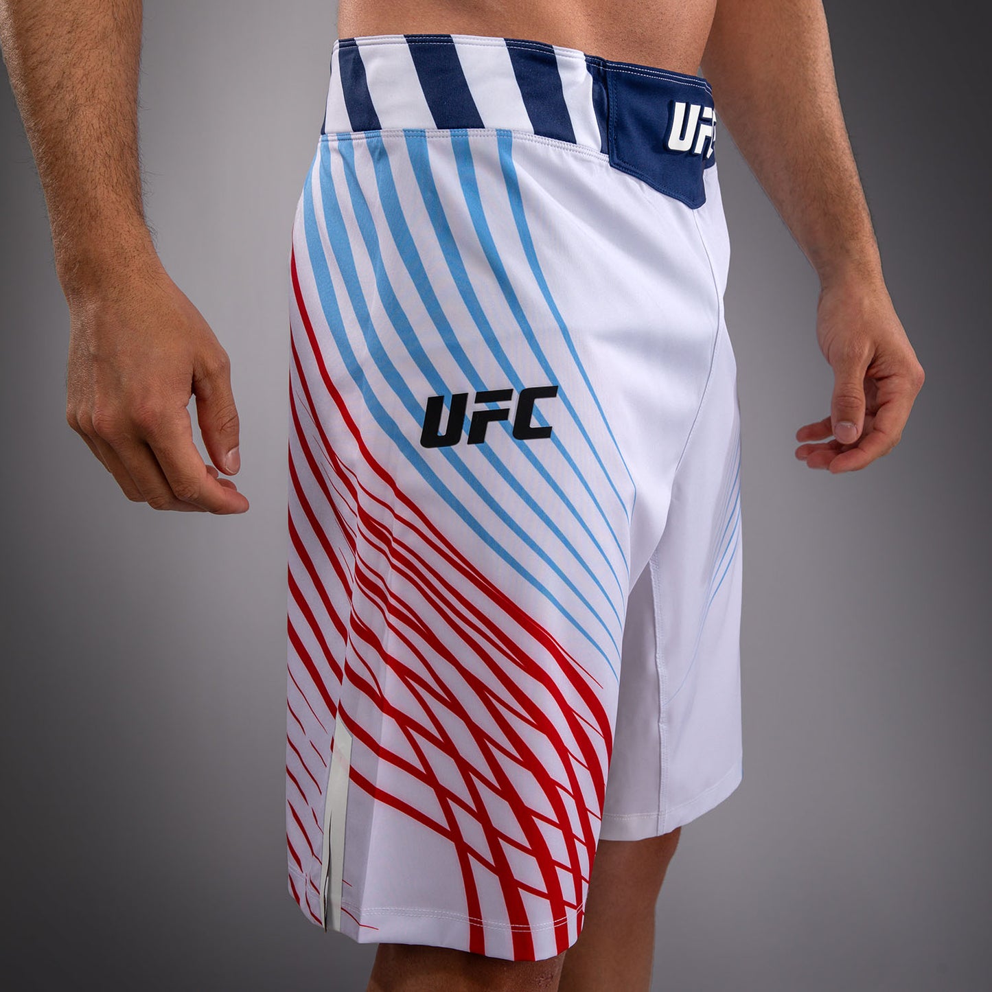 Official UFC Freedom 250 by Venum 男士 Authentic Fight Night 长款格斗短裤 - 白色