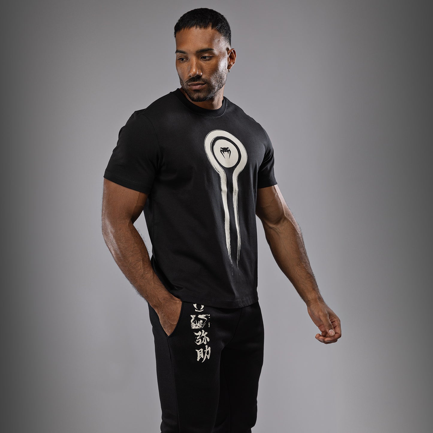 Venum x Assassin's Creed Shadows T恤 – 黑色
