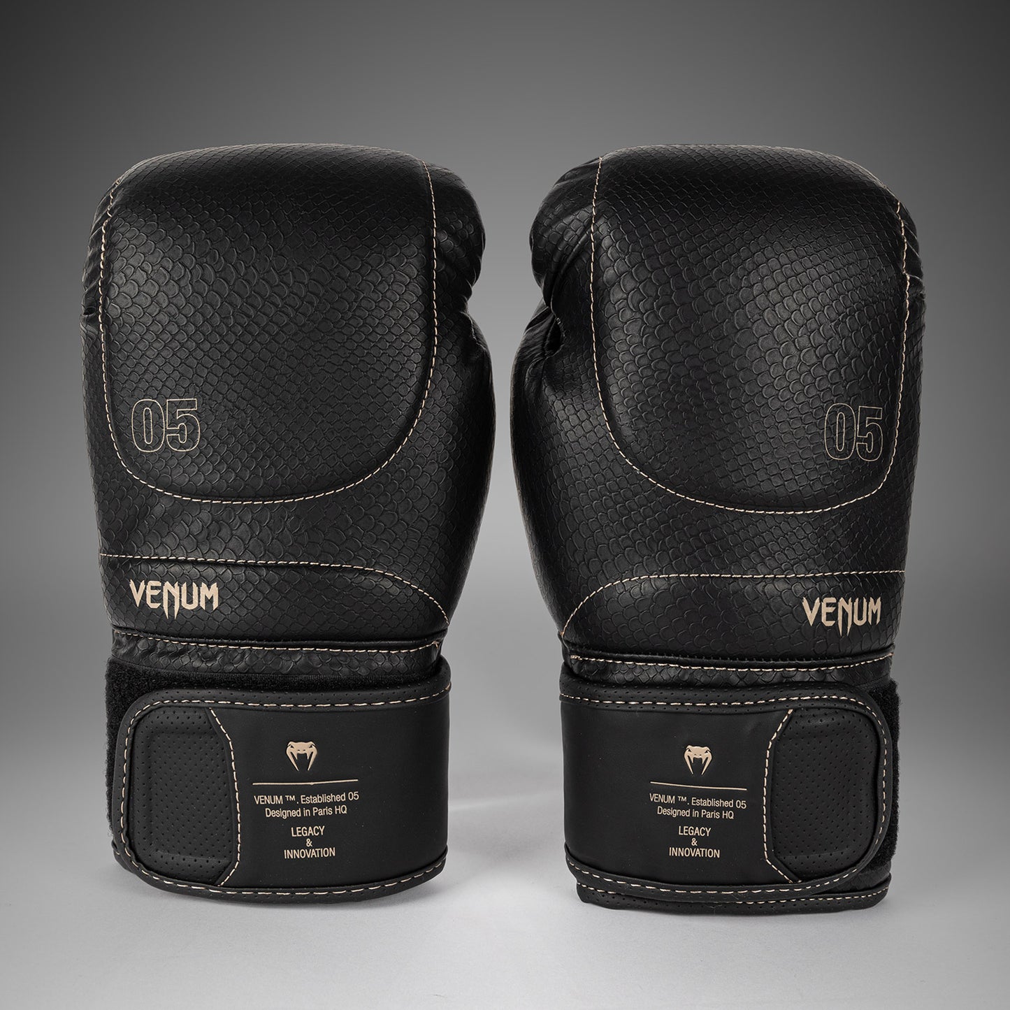 Venum Impact Evo Scales 拳击手套 – 黑色