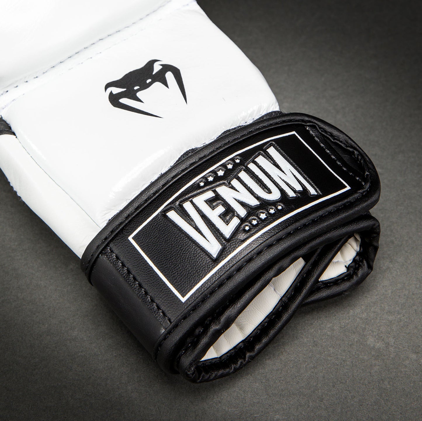 Venum Attack 2.0 皮革实战手套 – 黑色/白色