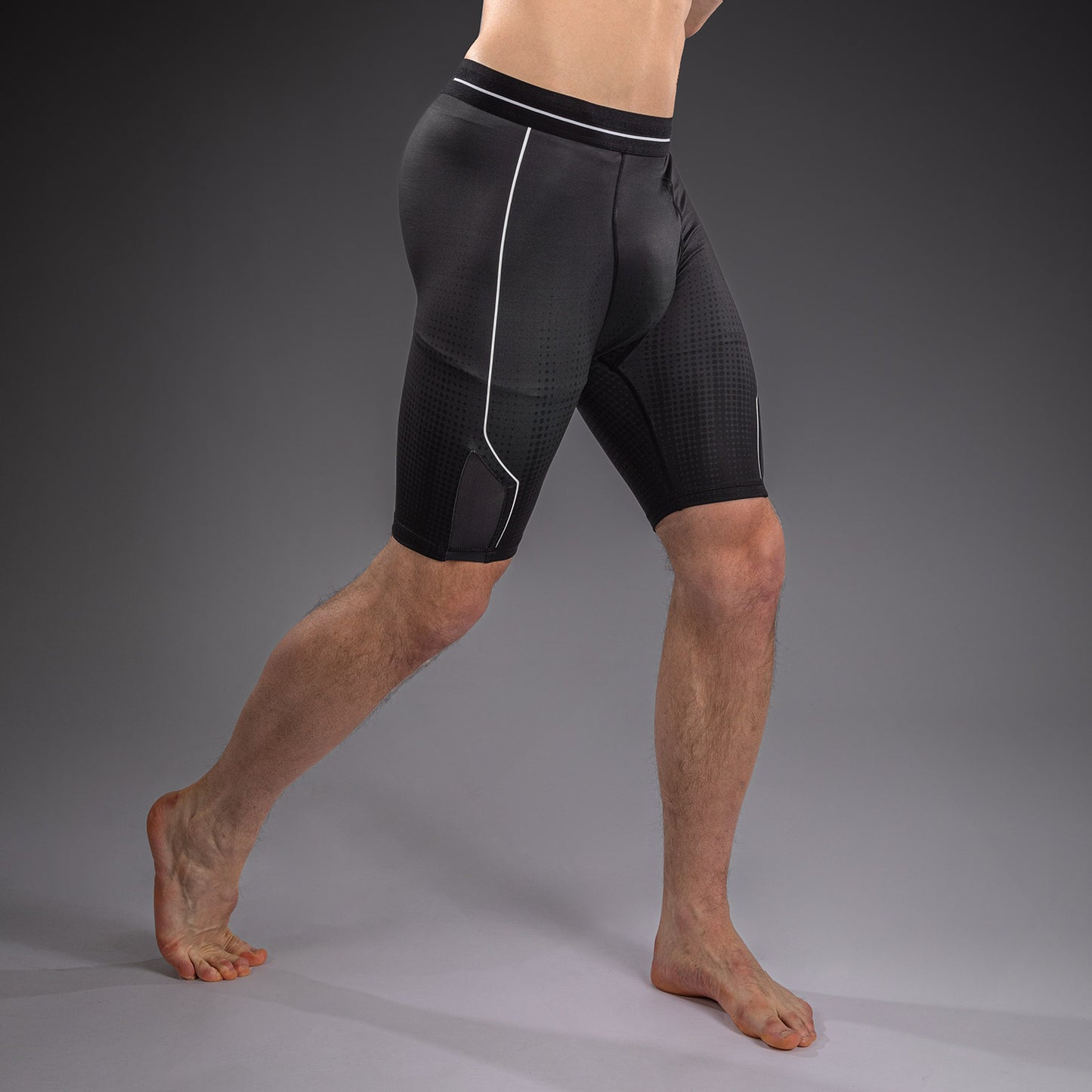 Venum Stealth Vale Tudo 综合格斗短裤 – 黑色/白色