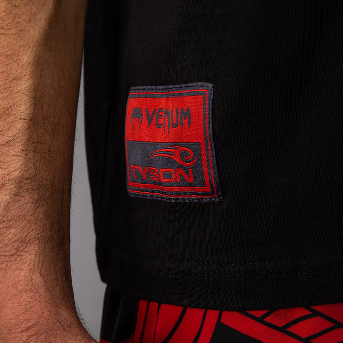 Venum x Mike Tyson: Tiger T恤 – 深黑色