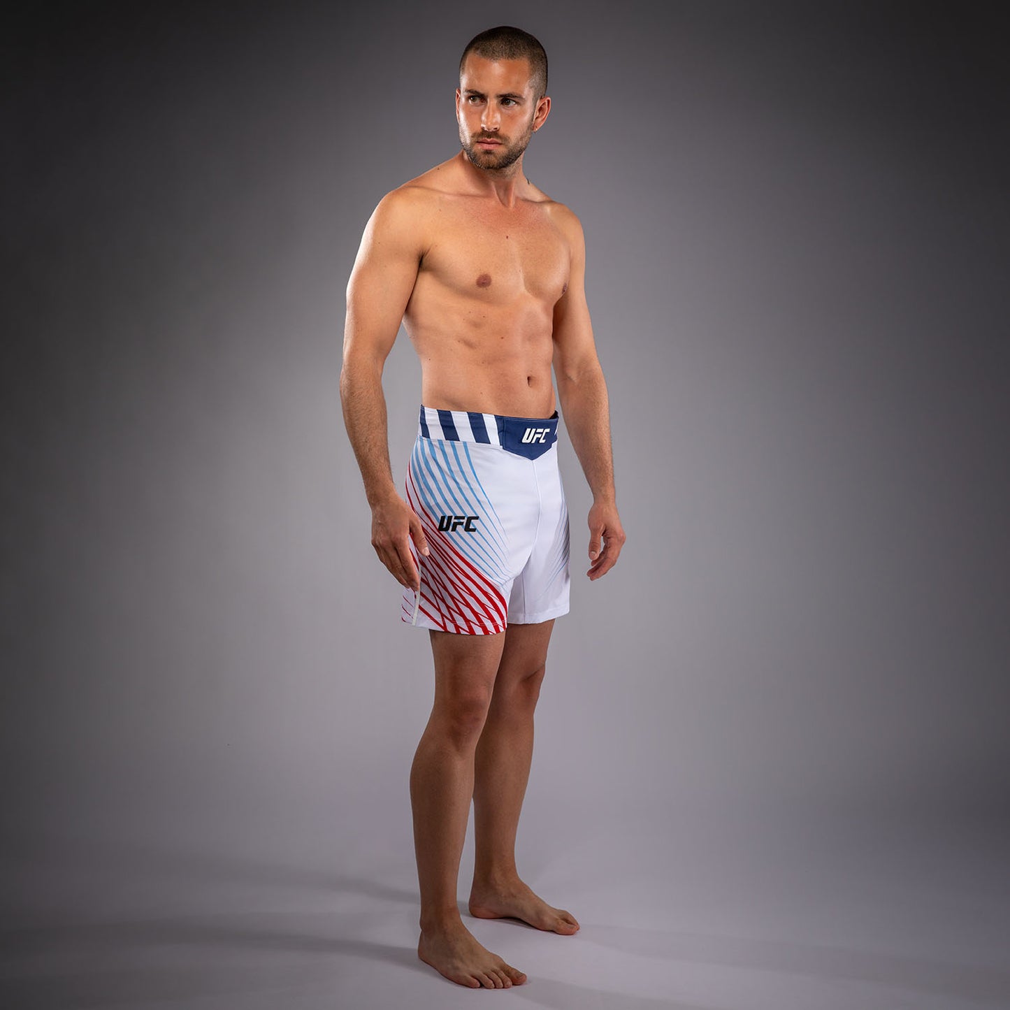 Official UFC Freedom 250 by Venum 男士 Authentic Fight Night 短款格斗短裤 - 白色