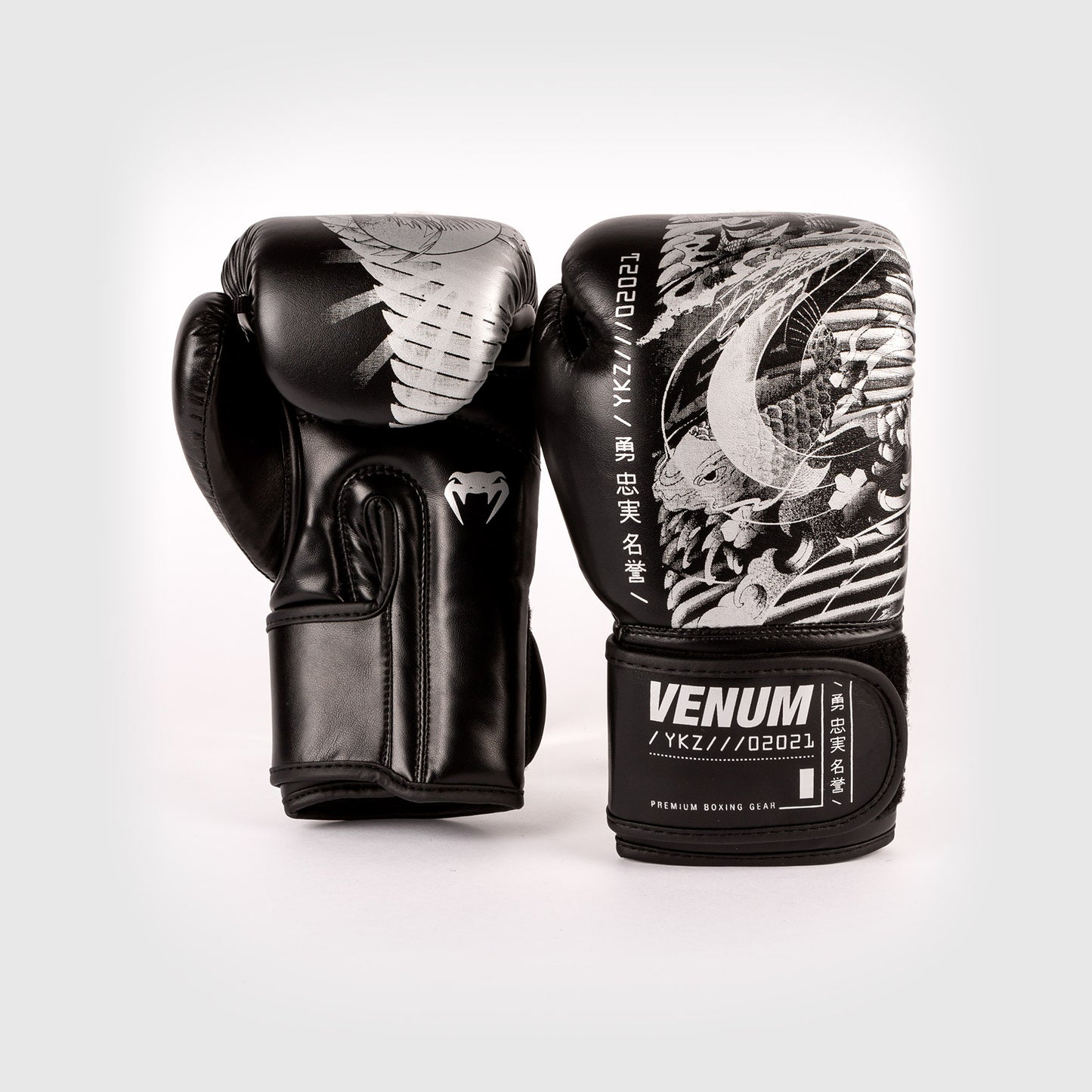 Venum YKZ21 儿童款拳击手套 – 黑色/白色