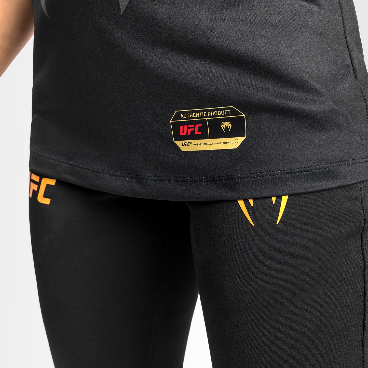 UFC Venum Authentic Fight Night 2.0 Kit by Venum 女士出场T恤 – 冠军款