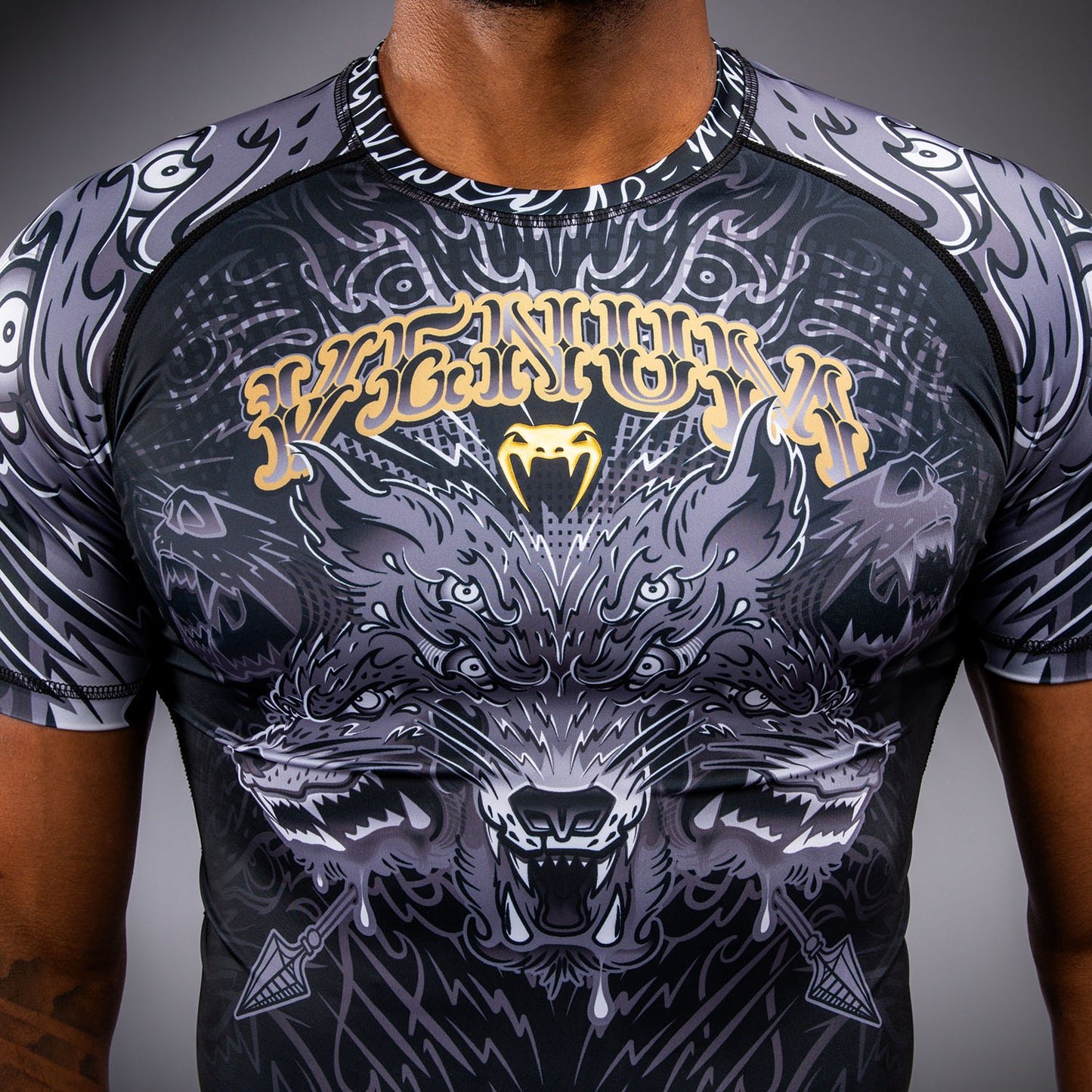 Venum Wolf Atak 短袖紧身防磨衣 – 黑色/灰色