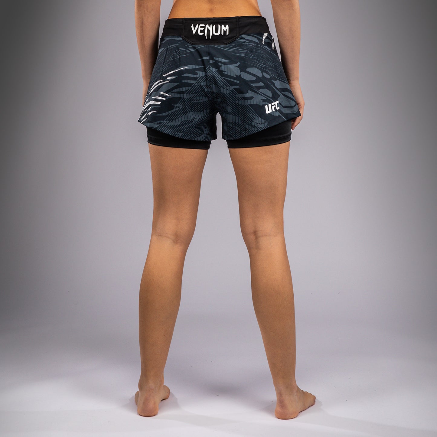 UFC Fusion by Venum Authentic Fight Night 女士格斗短裤 – 黑色