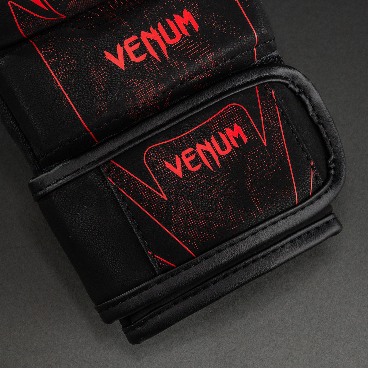 Venum Amazonia Reborn MMA实战训练手套 - 黑色/红色
