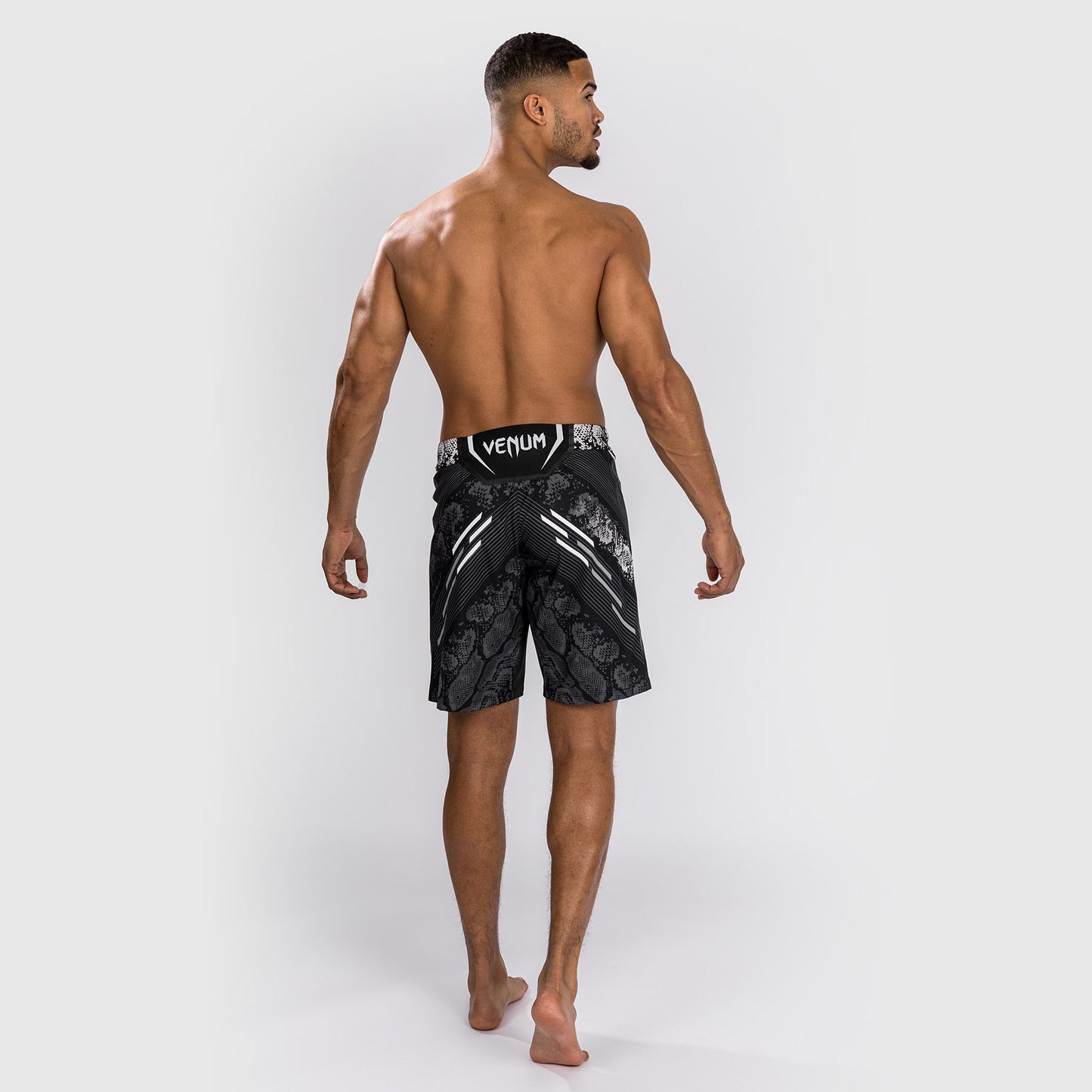 UFC Adrenaline by Venum Authentic Fight Night 男士格斗短裤–长款–黑色