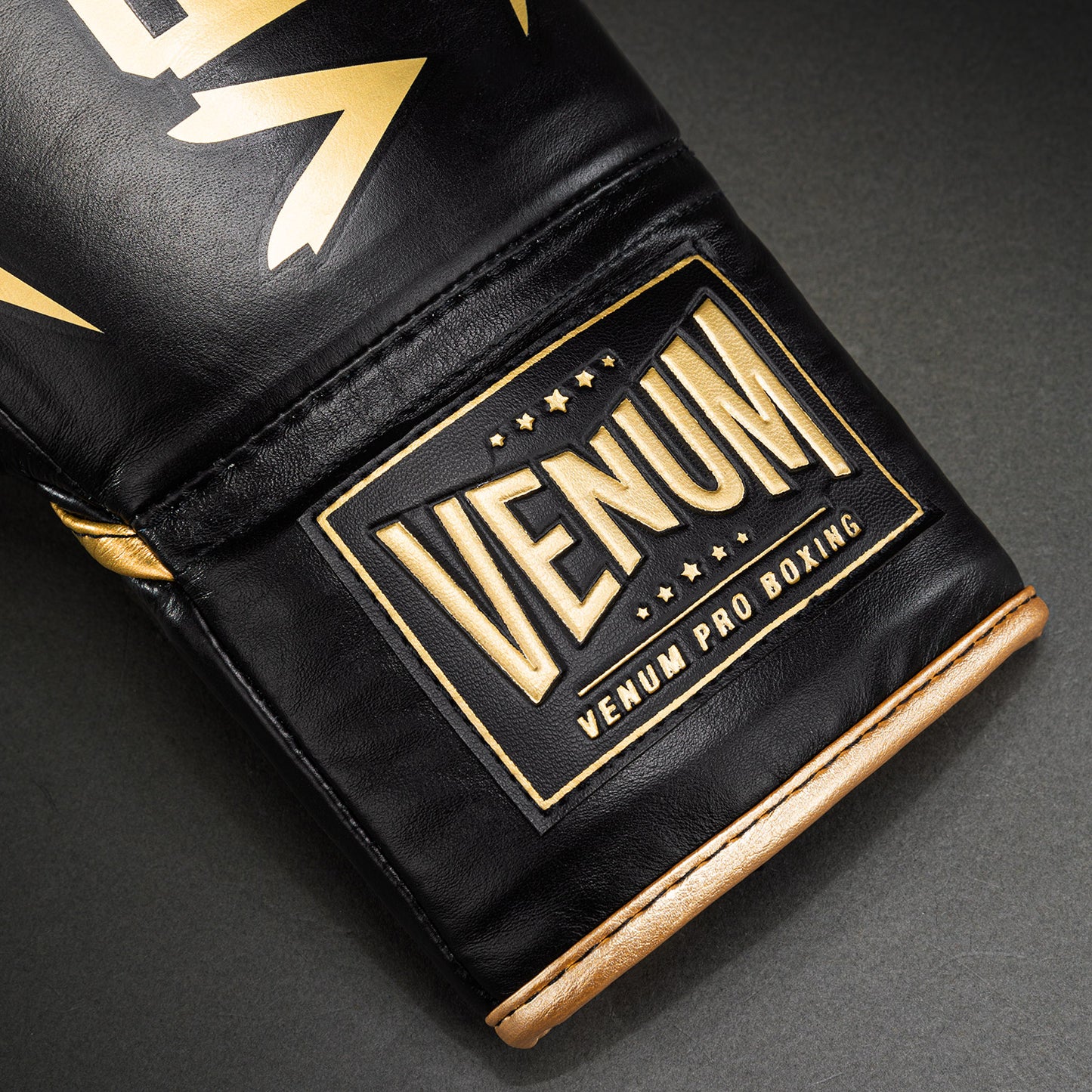 Venum Hammer Pro 拳击手套带鞋带 – 黑色/金色