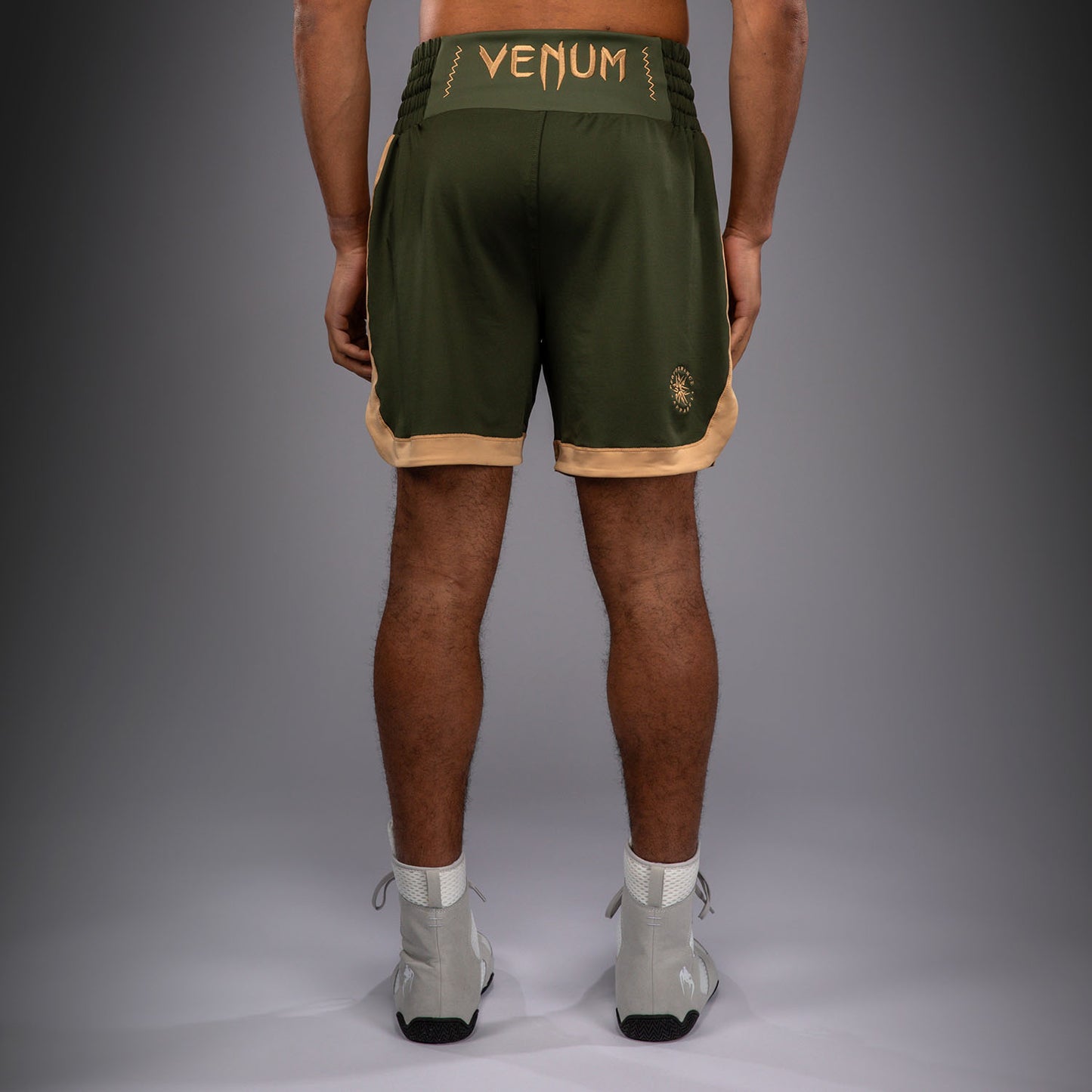 Venum Classic 拳击短裤 – 军绿色/沙色